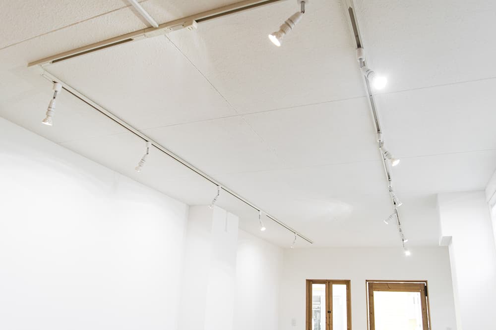 天井からライティングが可能です