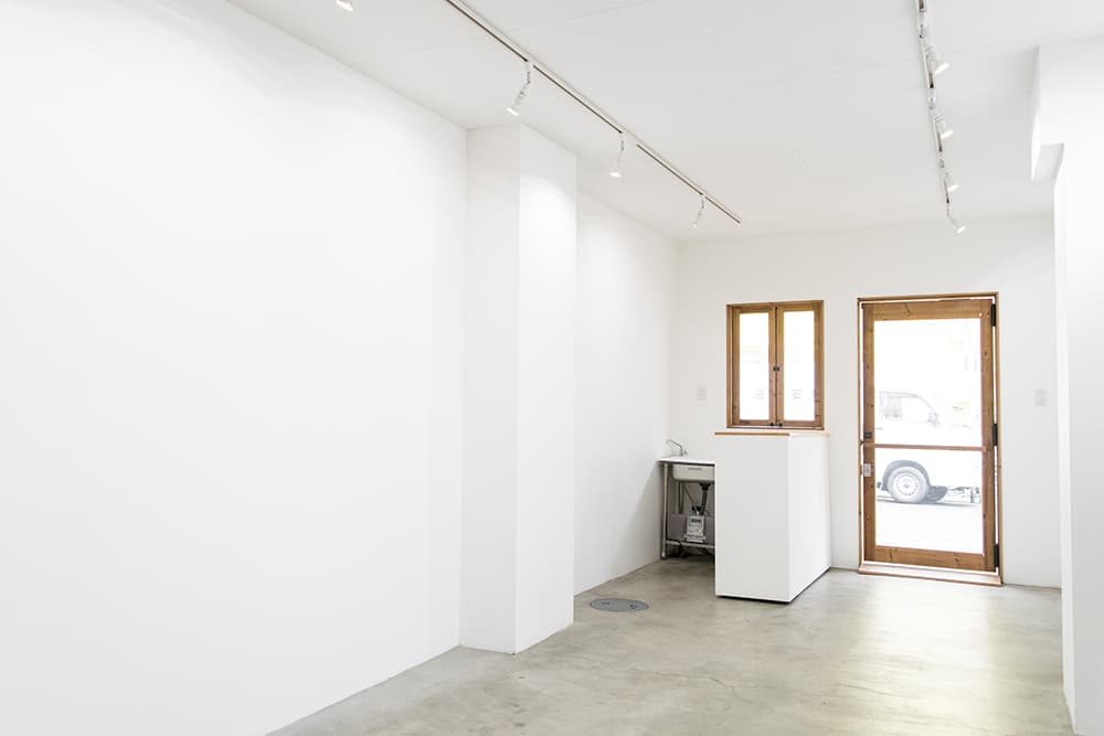 カウンター裏に簡単な水道施設をご用意しています