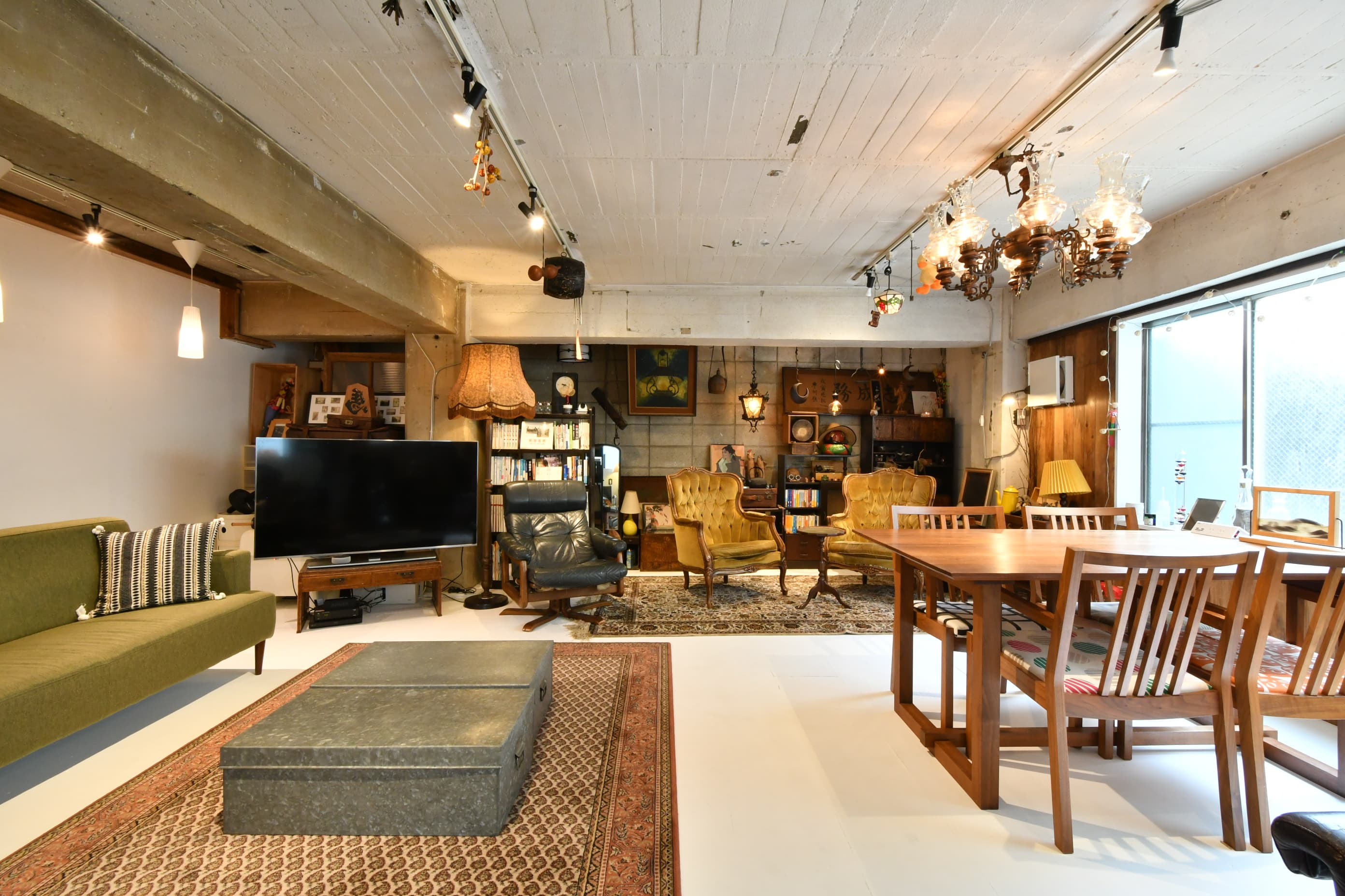 DIYで作った大空間です。10人くらいは着席できます。レイアウトの変更は構いませんが退出時にお戻し下さい。