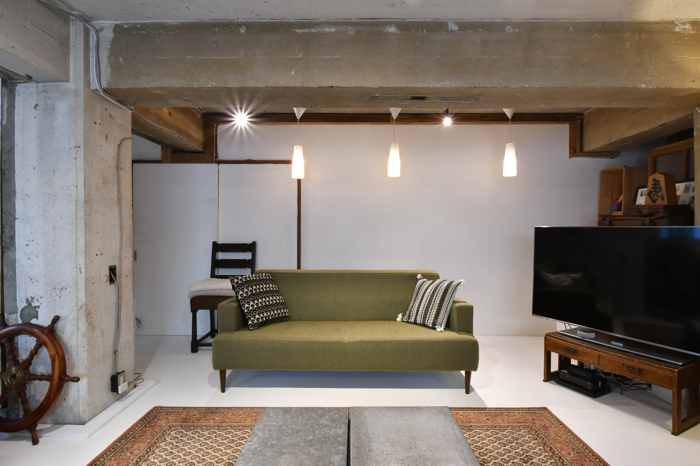 3人がけのソファです。奥の壁にプロジェクターを照射できます。