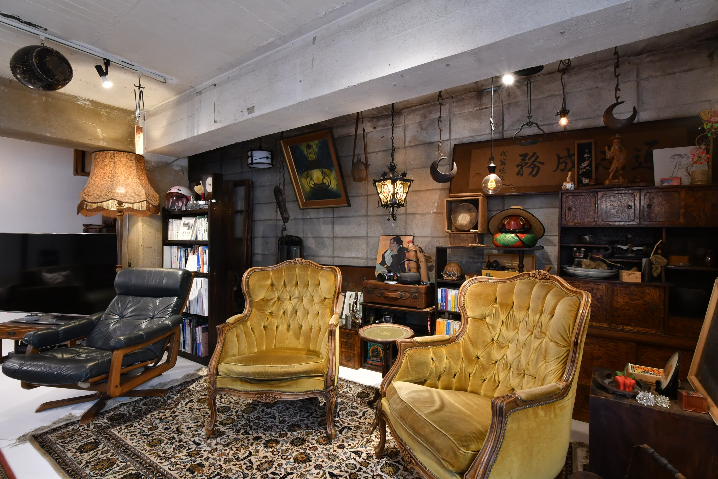 壁際には趣味の骨董が置いてあります。