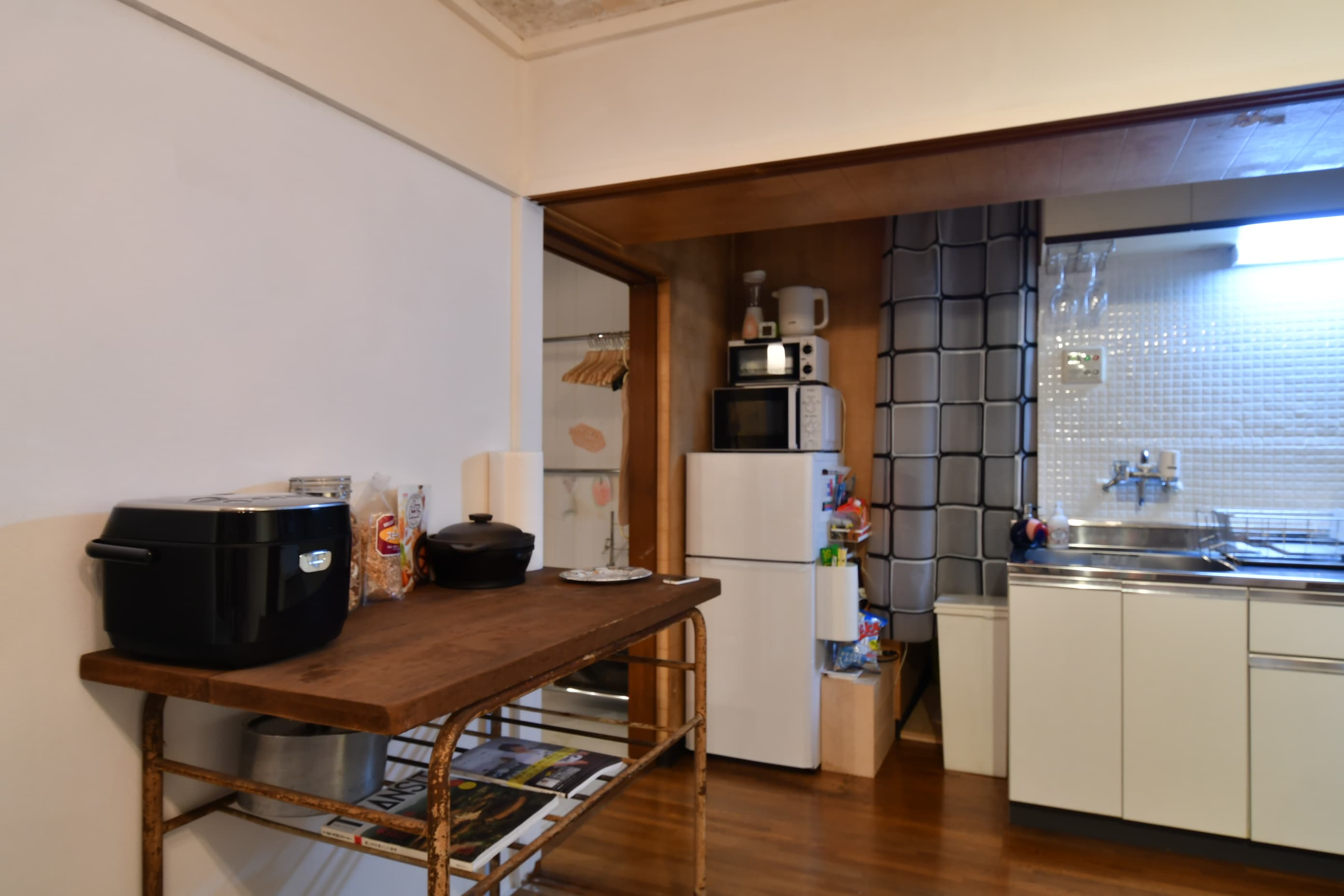 電子レンジ、冷蔵庫、電気ケトルが設置されています。