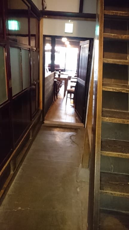 土間通路(ゲストハウス入口)