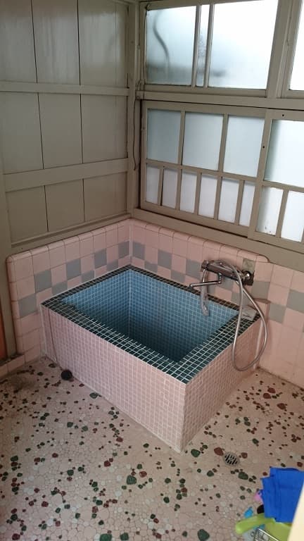 バスルーム(バスルームは2つあります。こちらは昔ながらのお風呂です。)