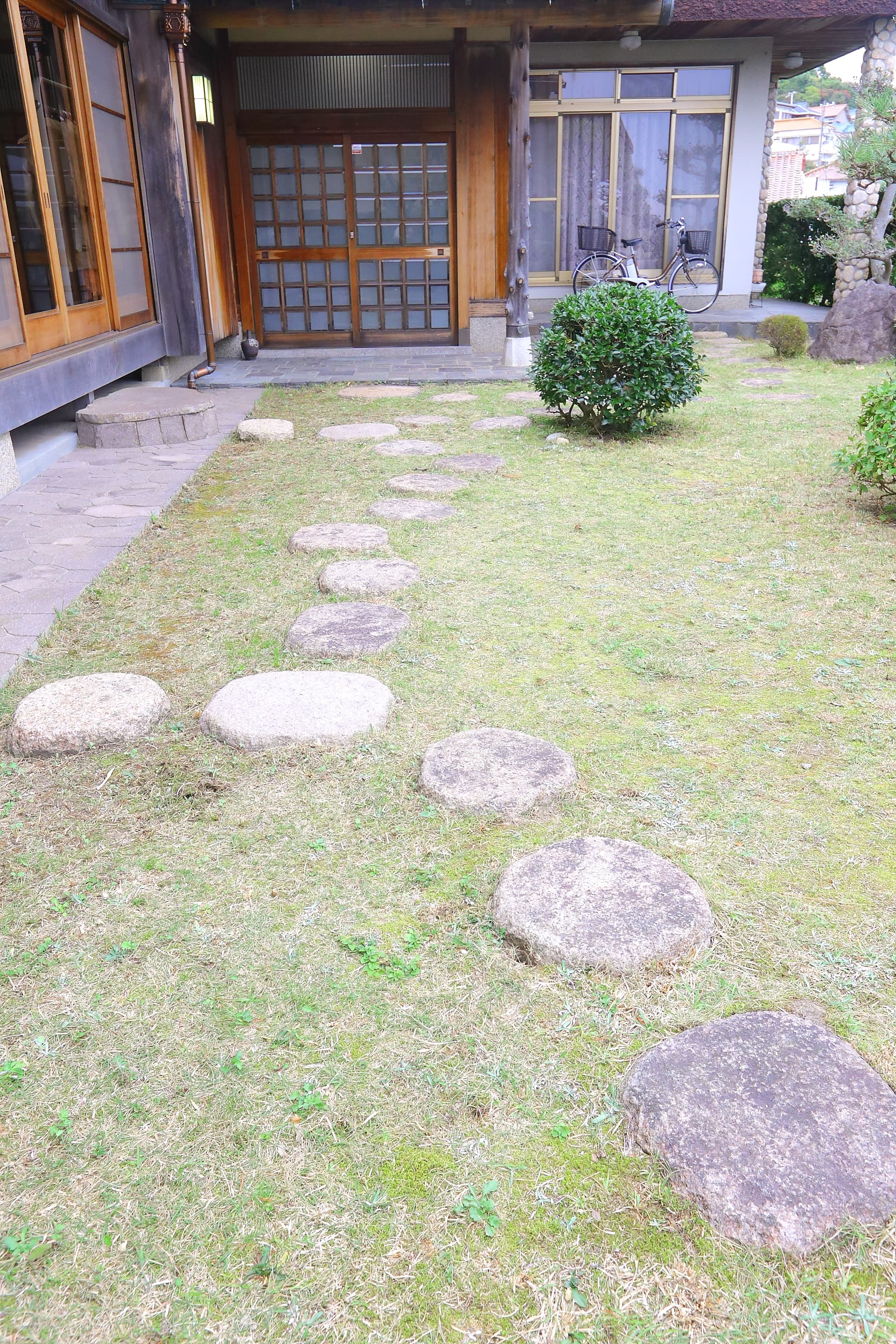 和室をお使いの場合は、庭での撮影も可能です。