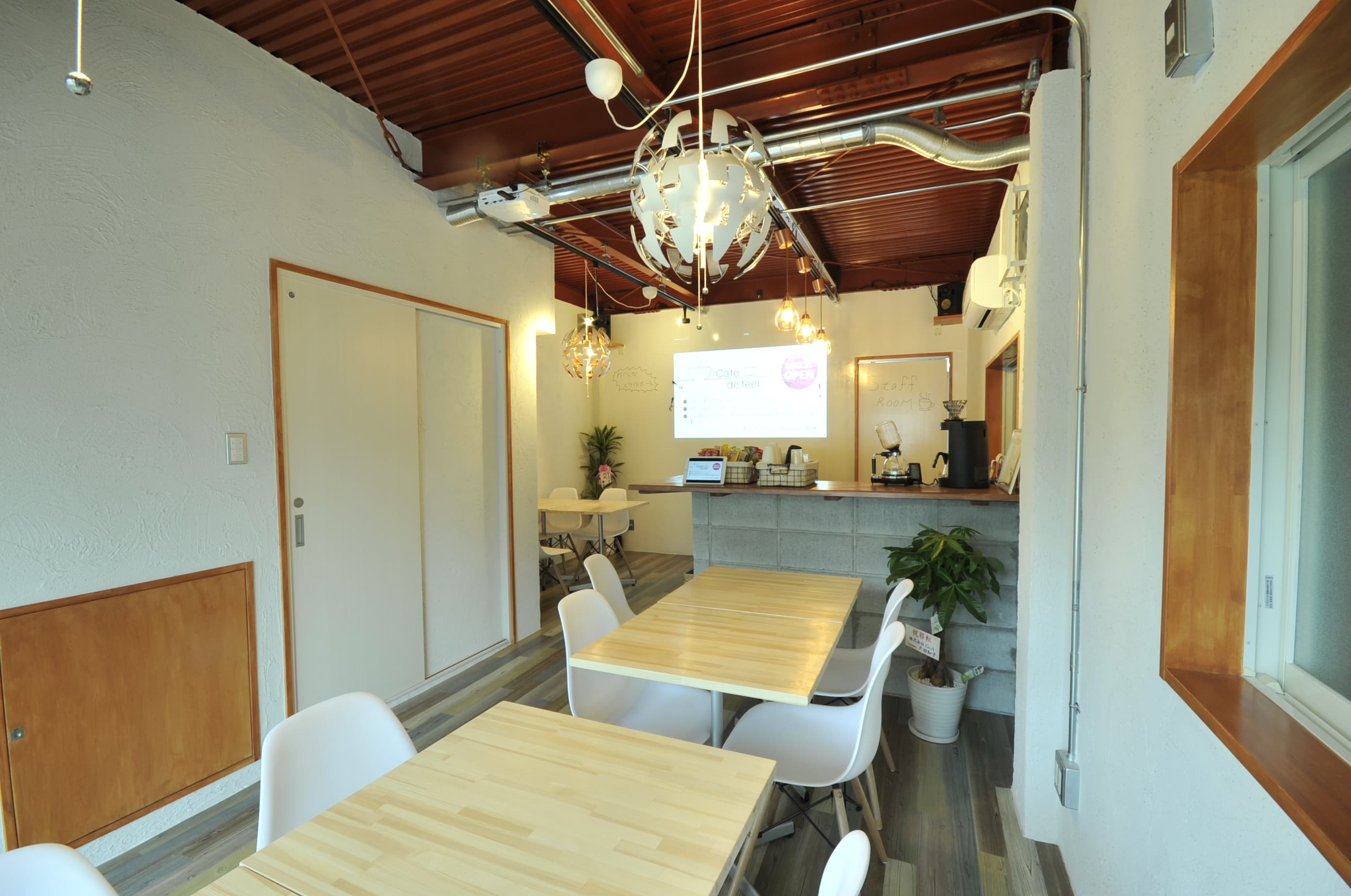 明るい感じの店内