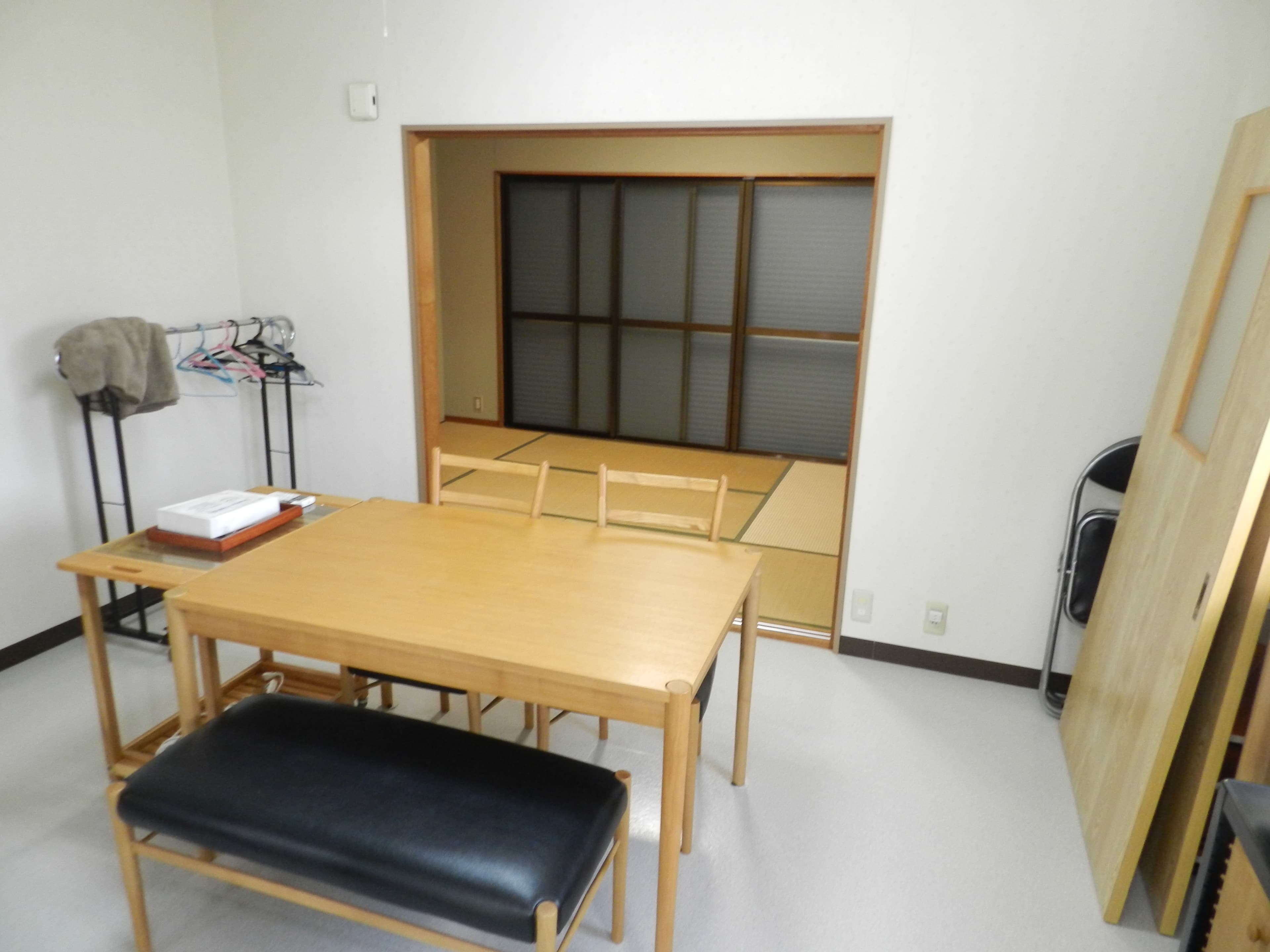 手前のリビングと和室のセットのスペースです。