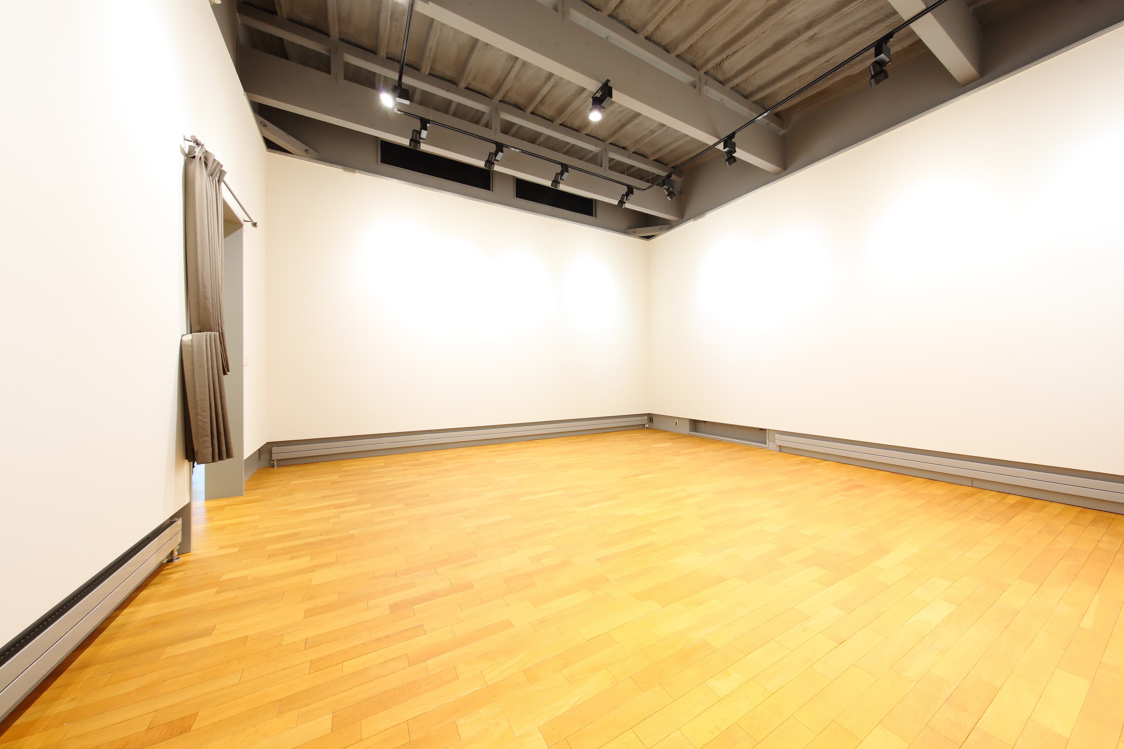 メインホール 天井高4.5m70m2の広々多目的ホール