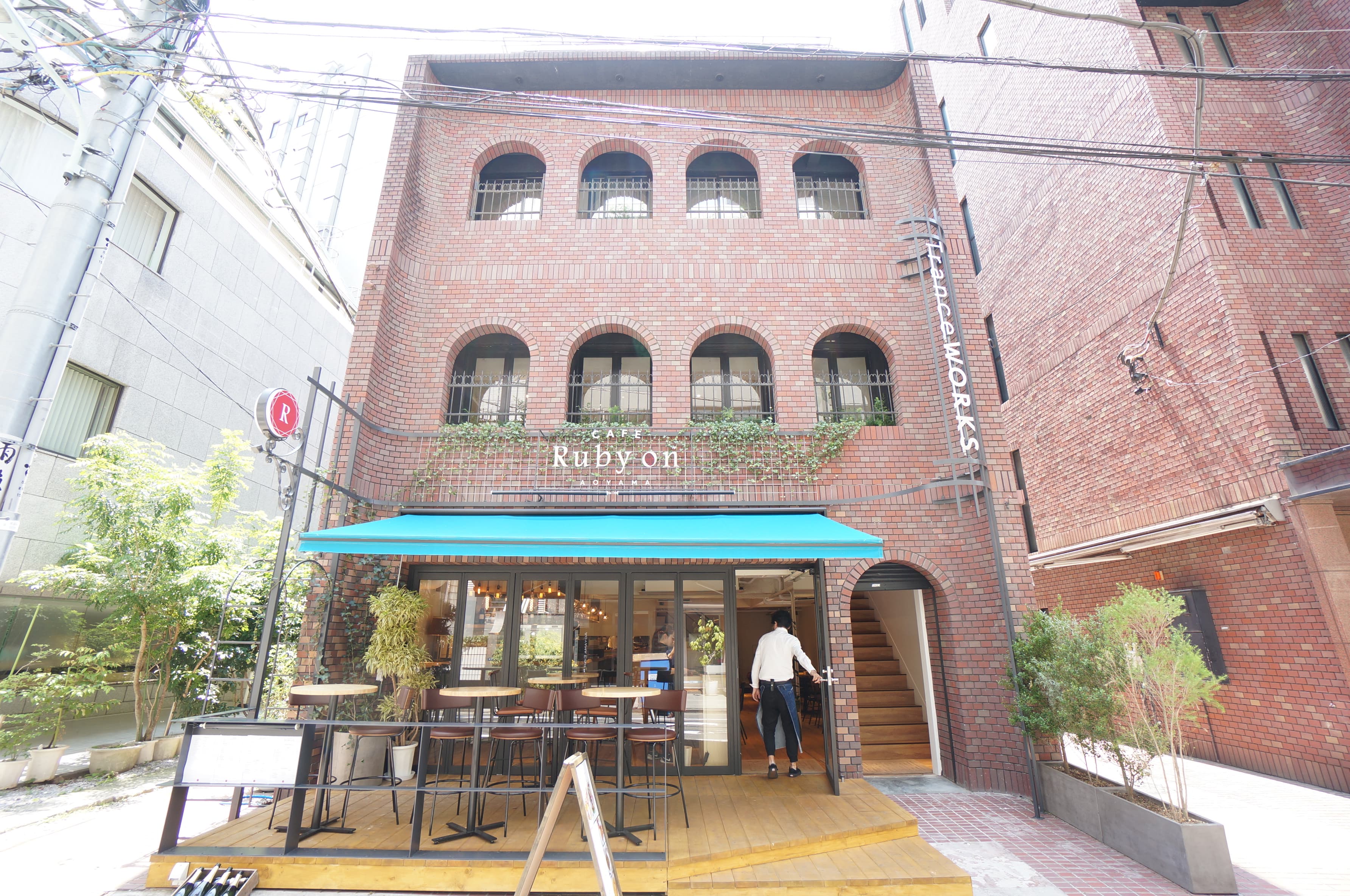 右手の階段から2階に上がるとシブニラウンジです