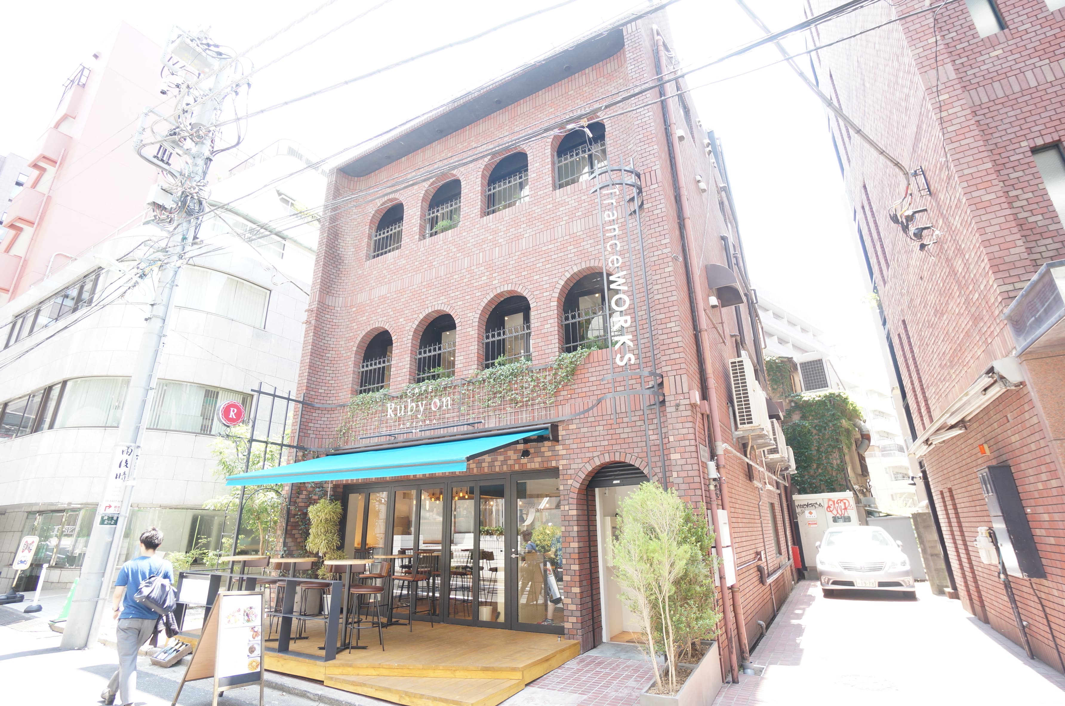 1階にあるカフェレストラン・ルビーオン青山です。