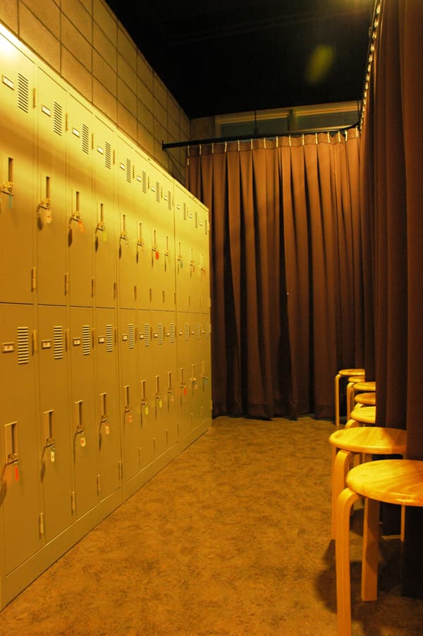 更衣室には鍵付きのロッカーがございます。