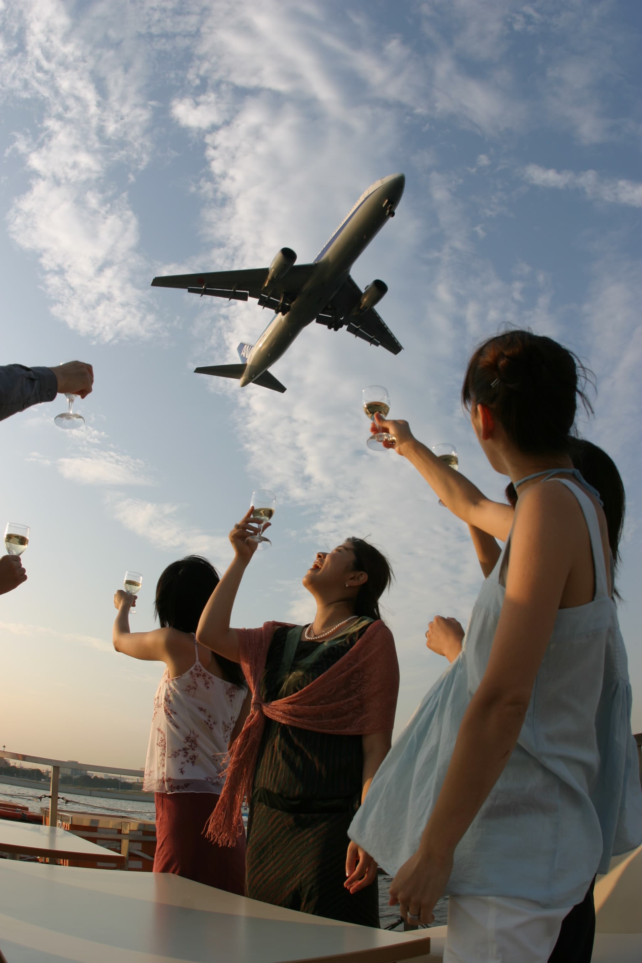 羽田空港付近では、大迫力の飛行機の離着陸がご見学いただけます!