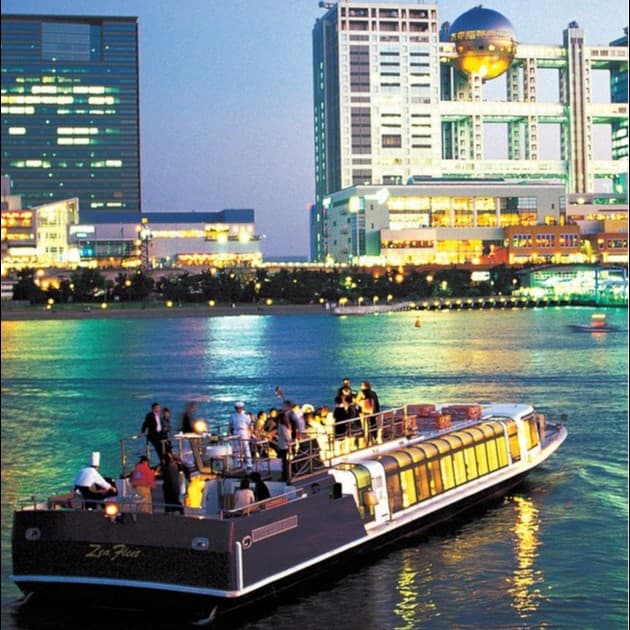 お台場海浜公園では夜景と行きかう船の明かりが美しいです!