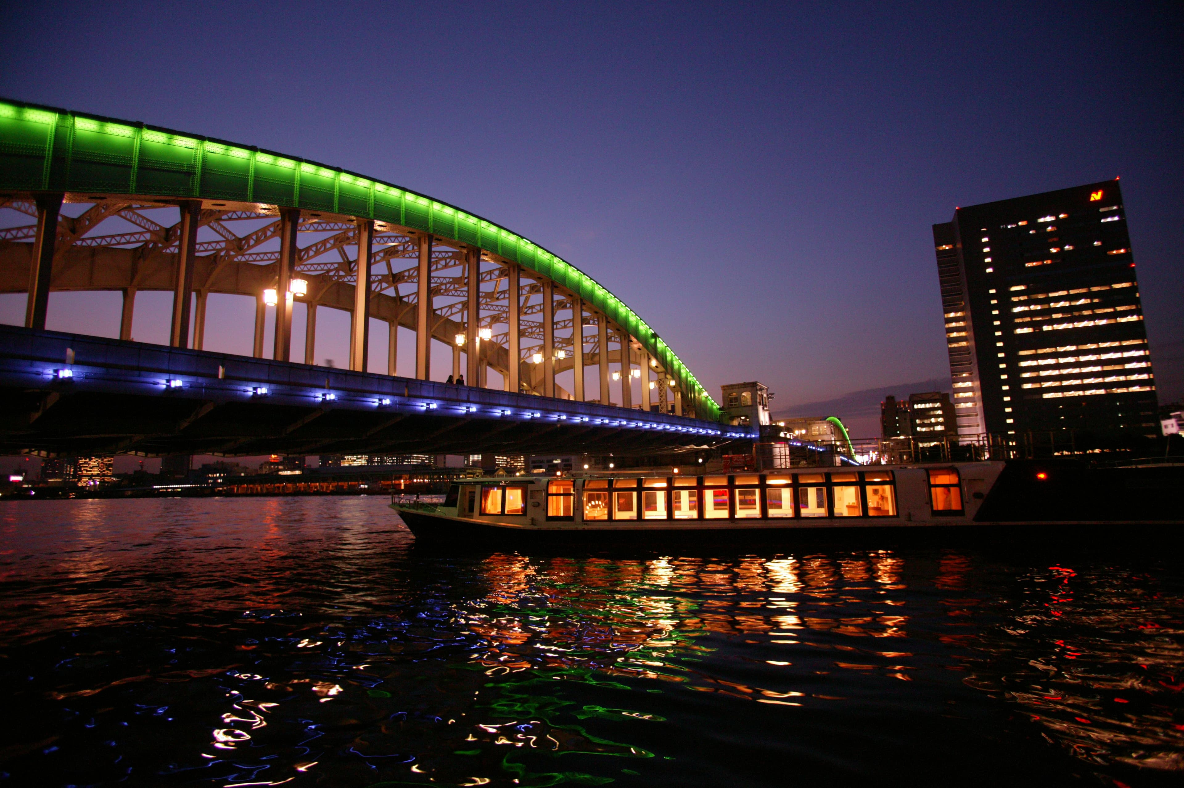 浅草でライトアップされる永代橋をくぐって