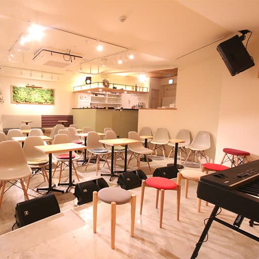 ステージからの内観