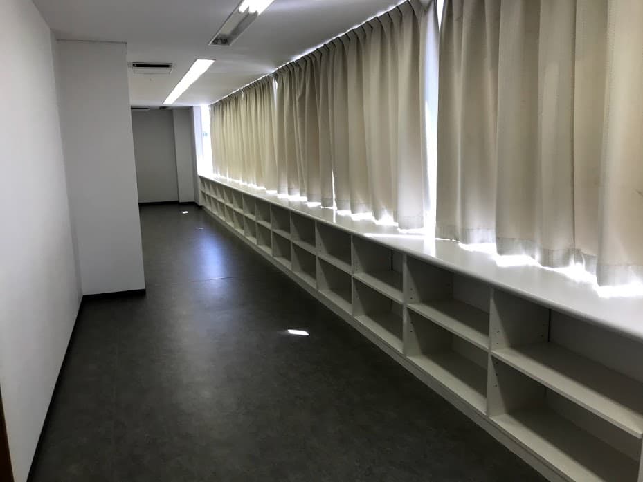 かばんなどの用具入れがあります。