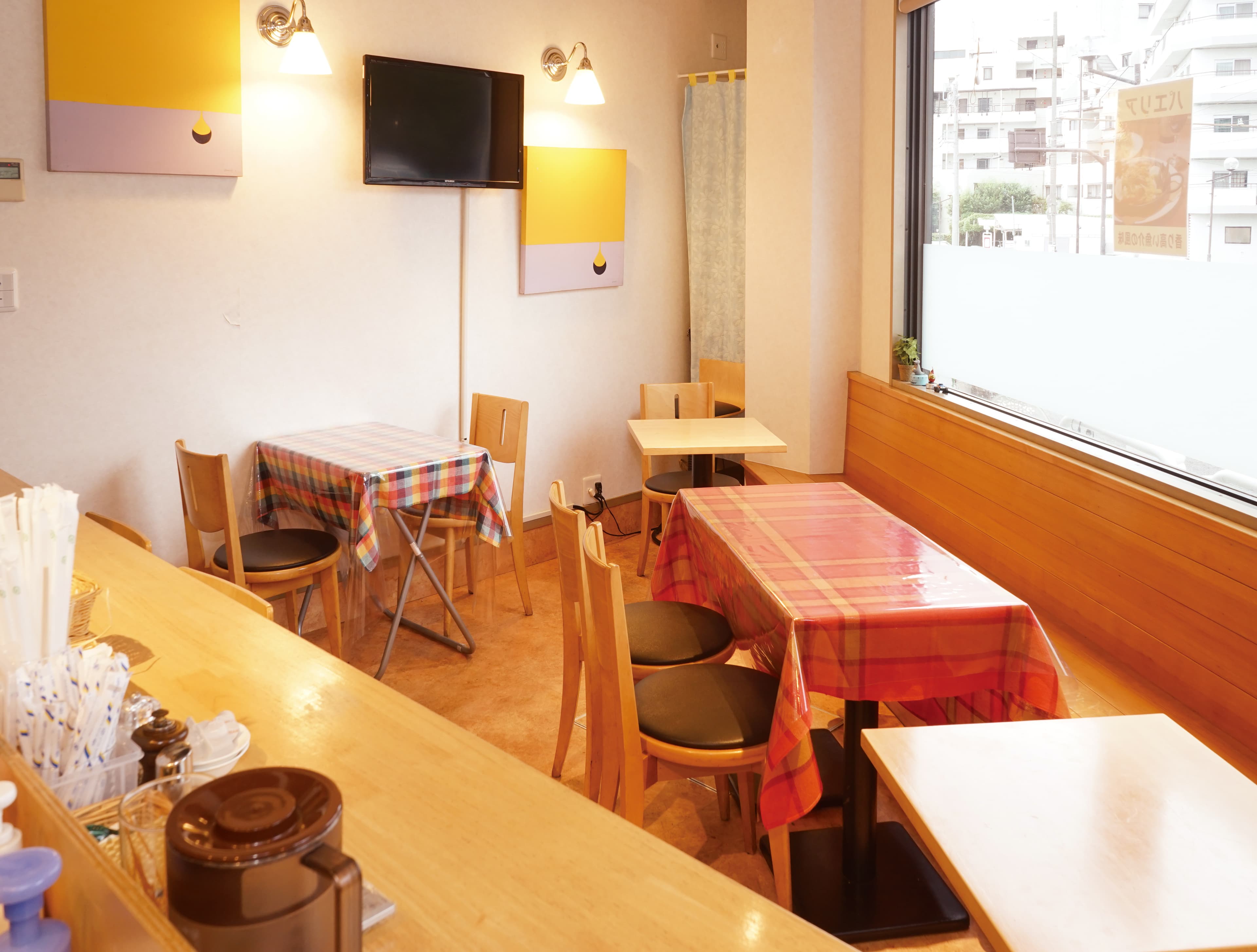 太陽光が差し込む明るいレンタルスペースです。