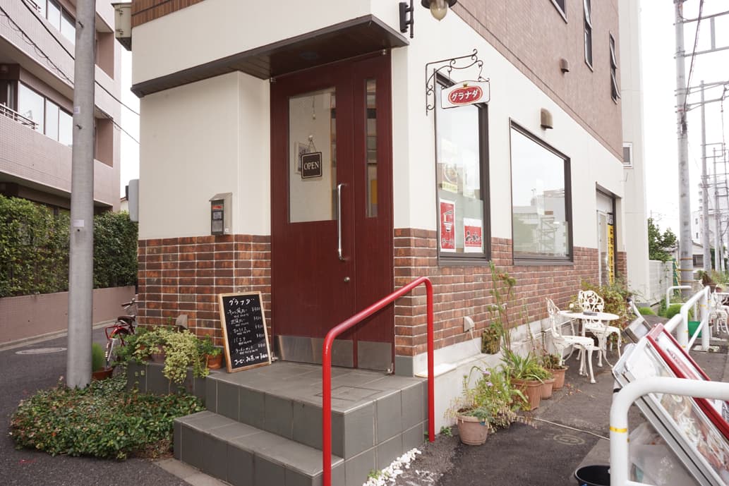 レンタルスペース 目白台 グラナダ外観(シャボテン、お花で囲まれています)