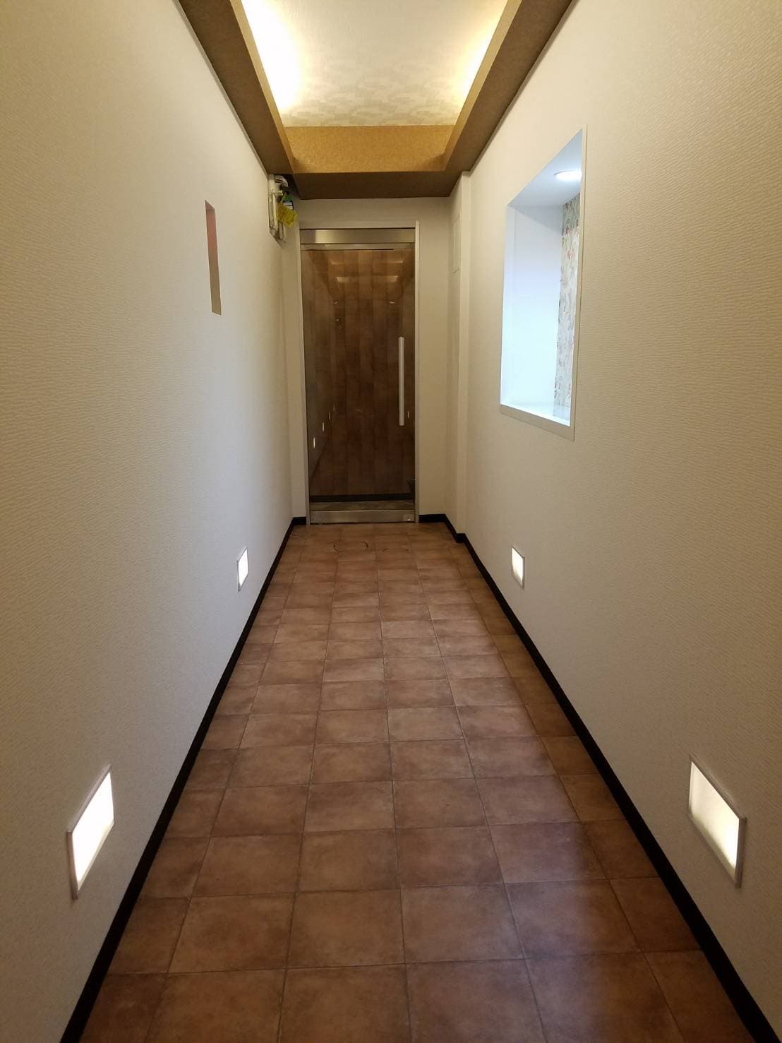 廊下の奥に入口があります