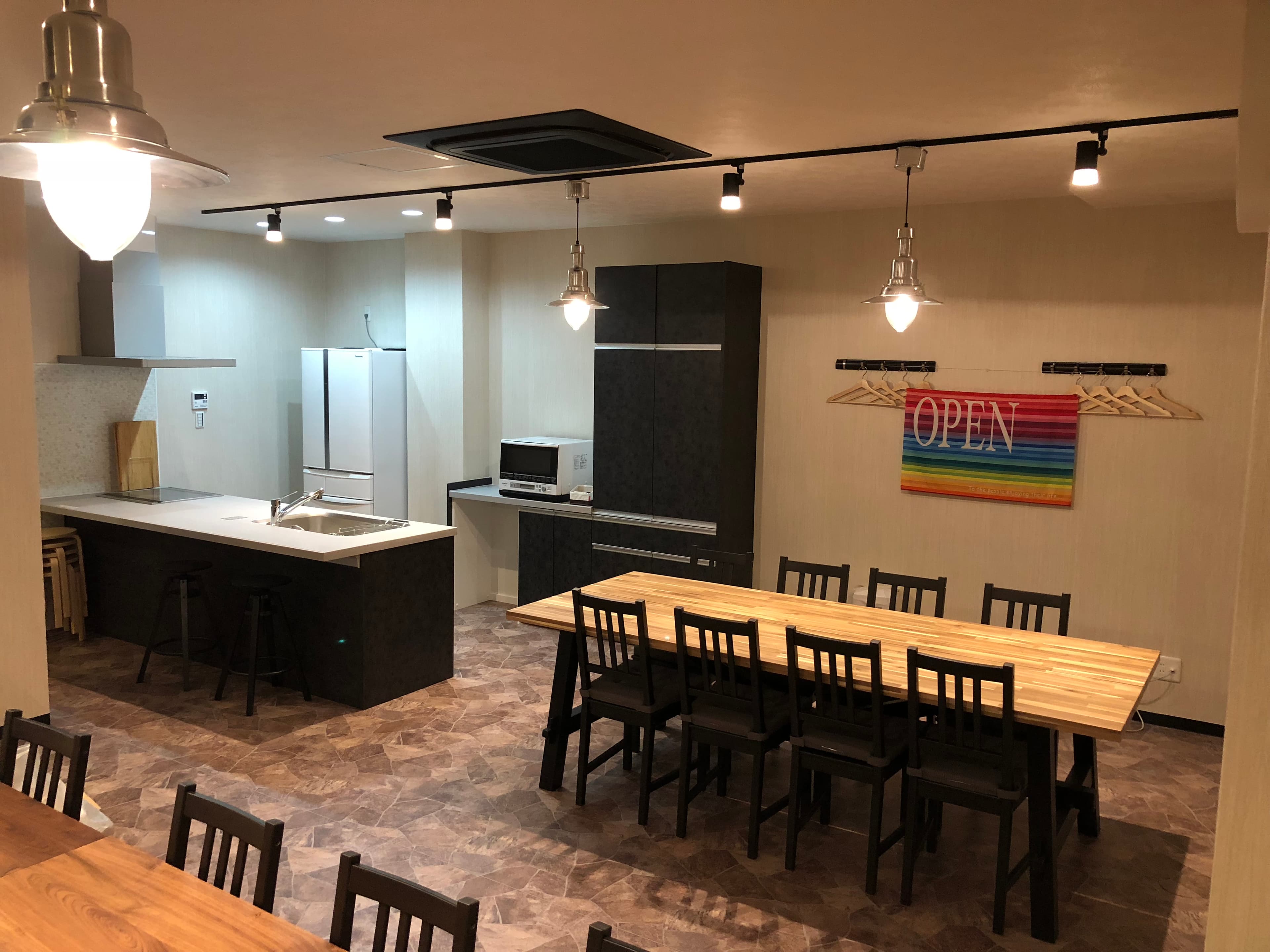 室内全てを見渡せる、システムキッチン