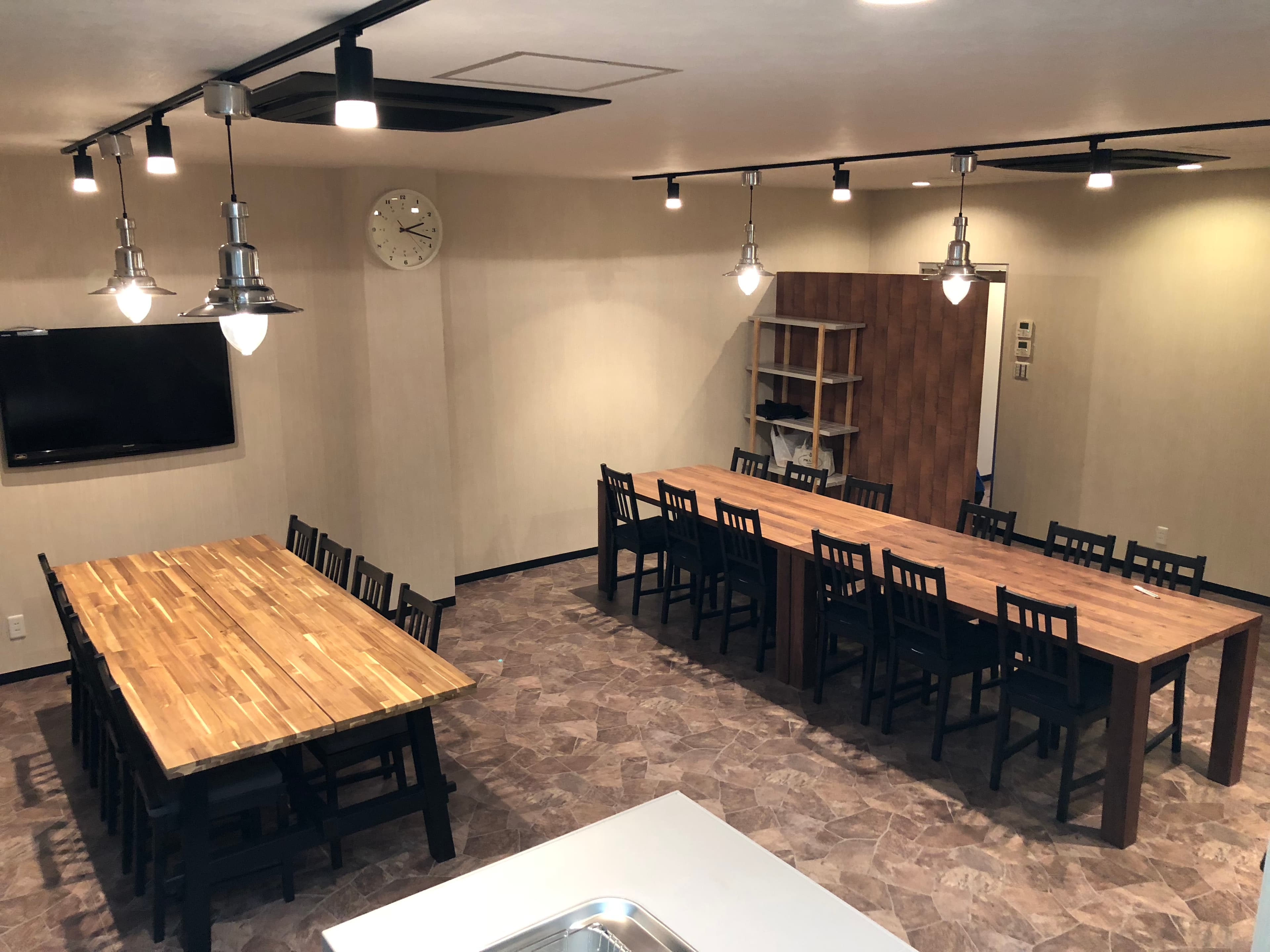 20名がゆったり座れる椅子とテーブルが2つ