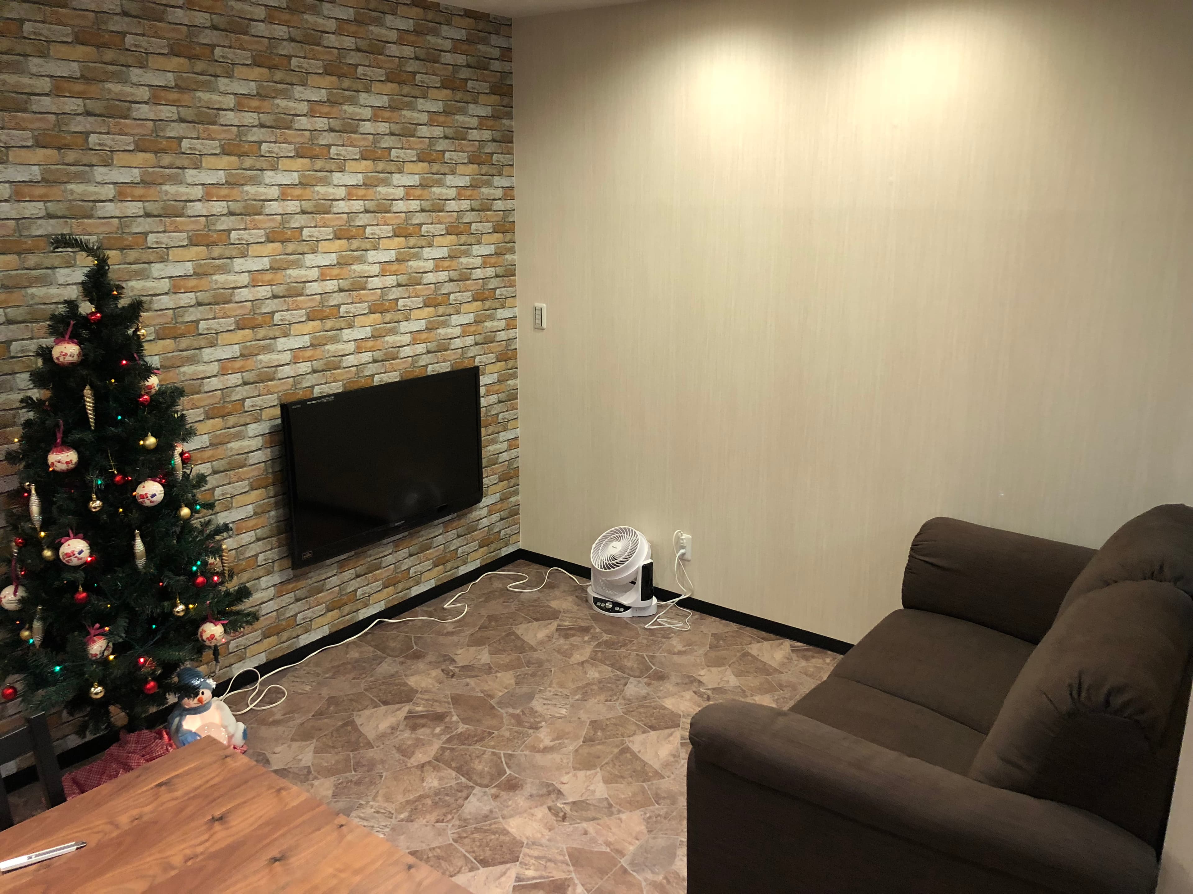 大人2人がゆったりと腰掛けることが出来るソファーと50インチのテレビ