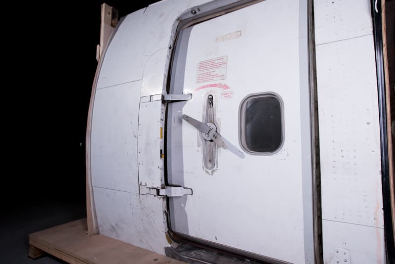 搭乗シーンに対応する為、実働する本物のL4ドアを装備