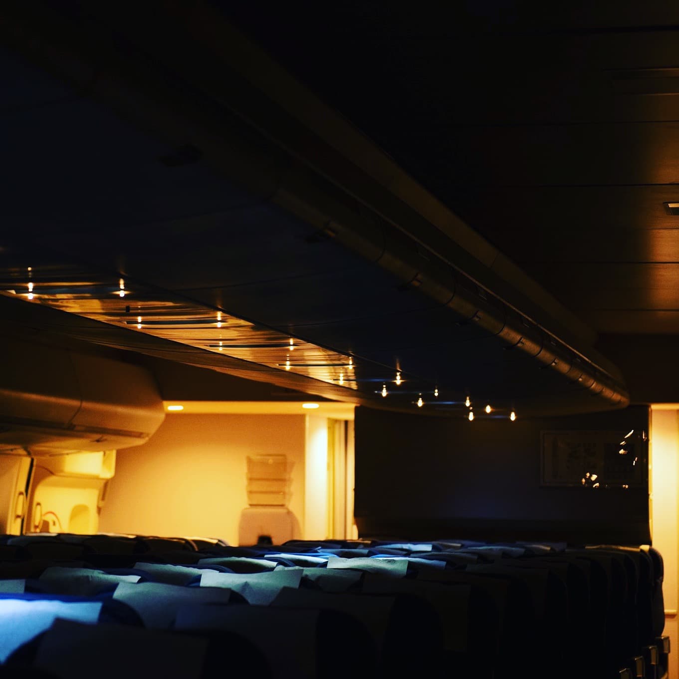 レールを使用しない為、柔軟な座席配置に対応出来ます