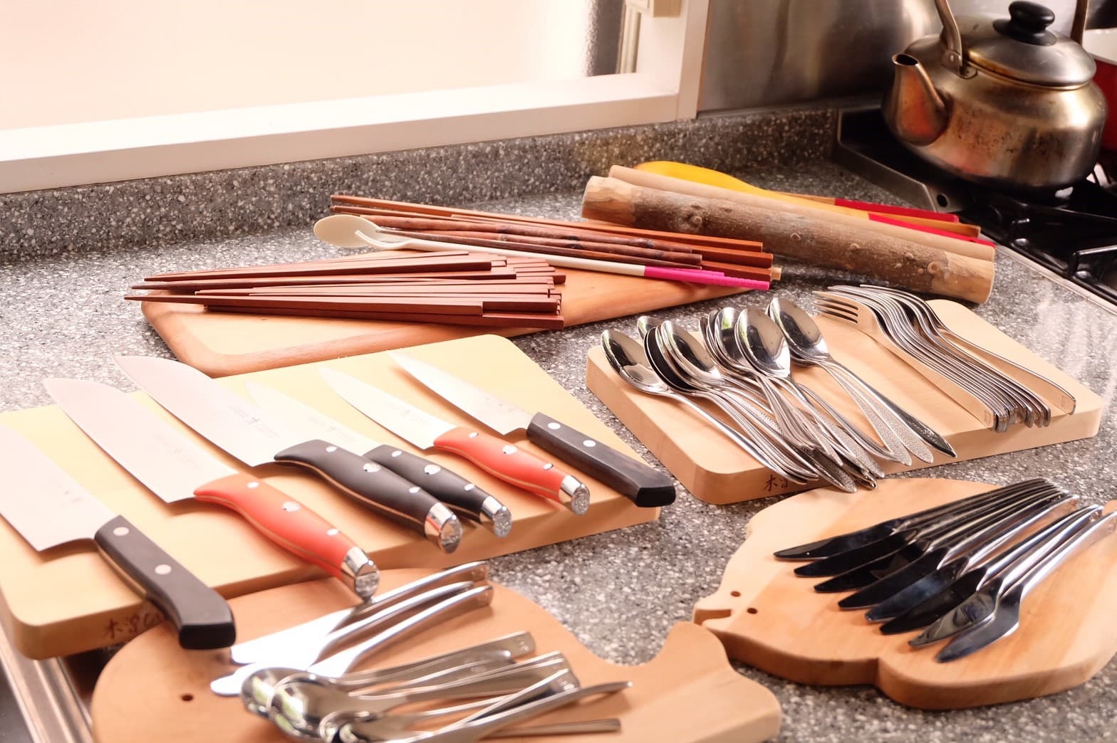 調理器具やカトラリーも充実♪