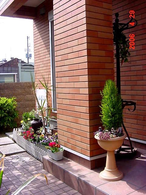 音楽・美術のレンタルスペース*丸本屋 玄関サイドのミニガーデンから入室