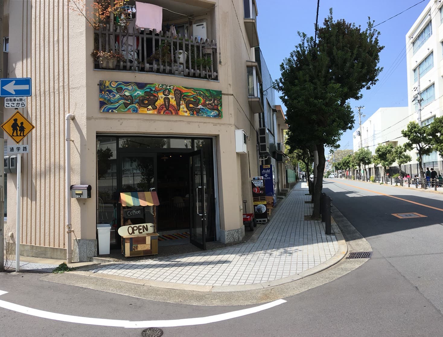 大きな看板が目印です。