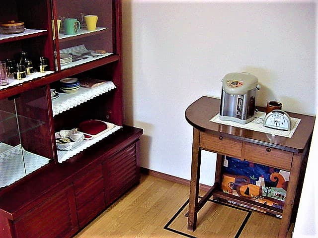 町家レンタルスペース*丸本屋 キッチン周辺とポット・食器棚