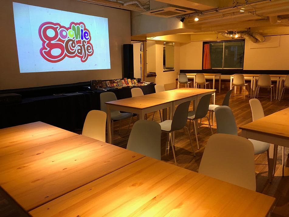 店内画像 100インチ超のスクリーンがございます。