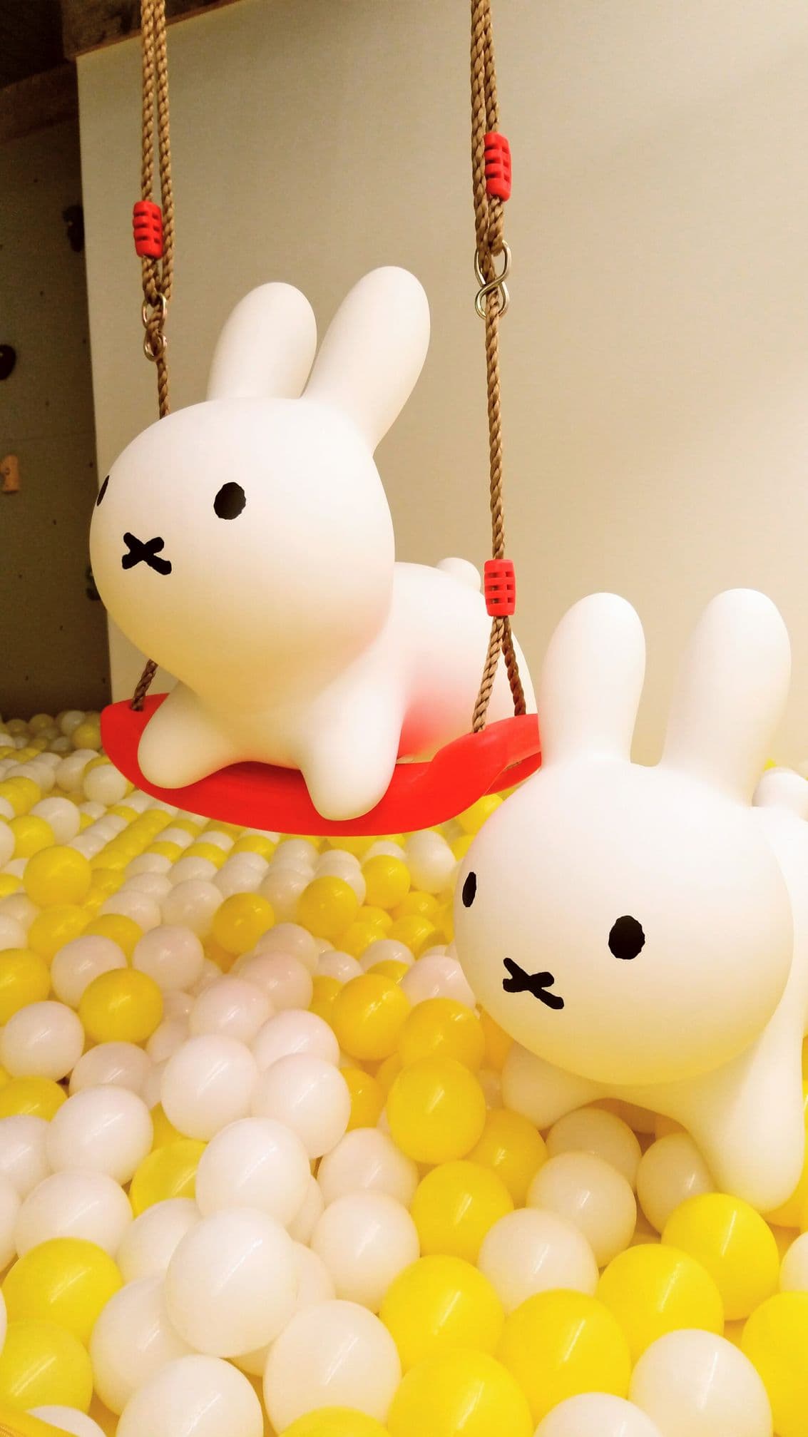 子供たちに大人気の白×黄のボールプール!