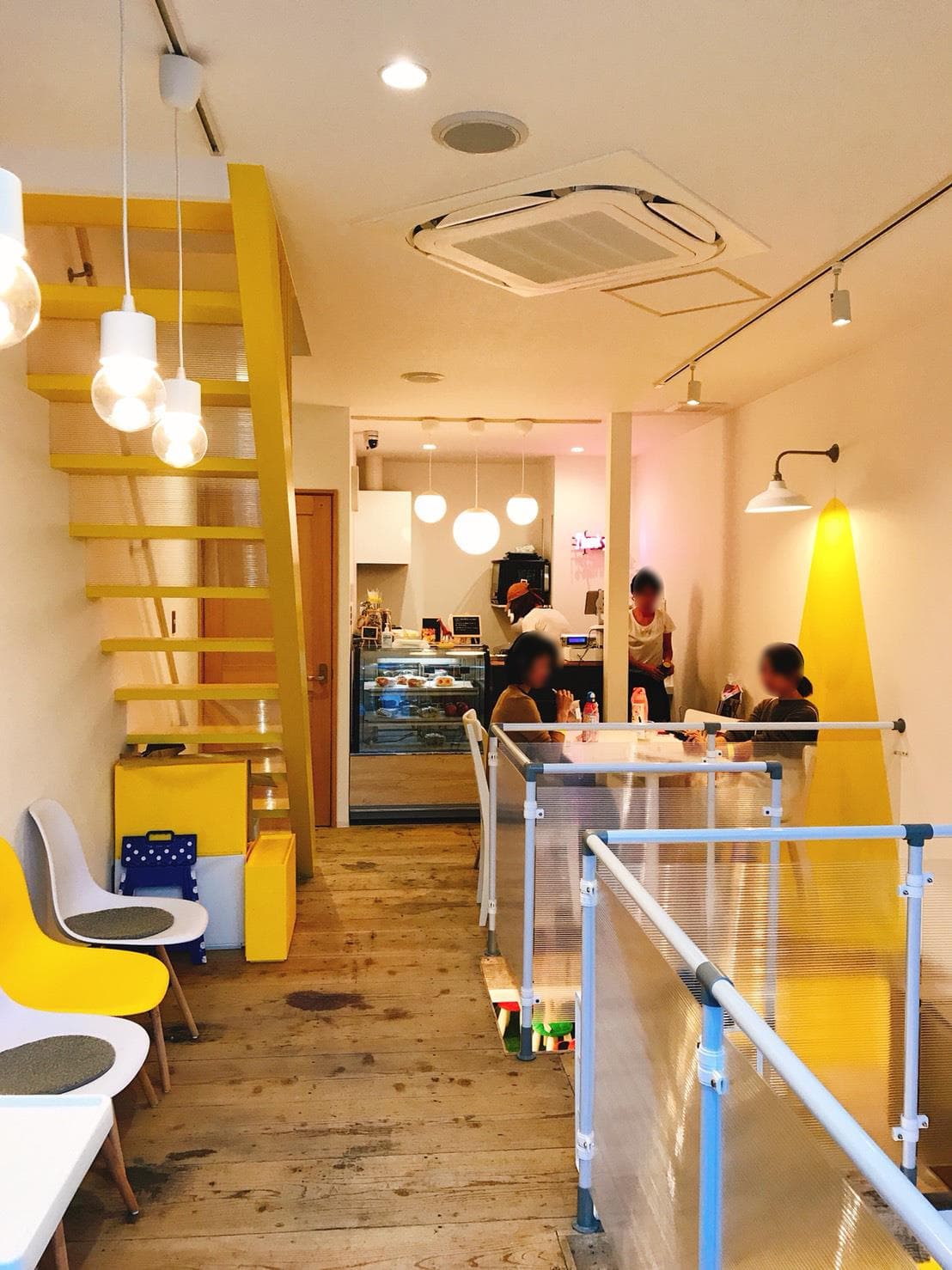 黄色を基調としたオシャレな店内。