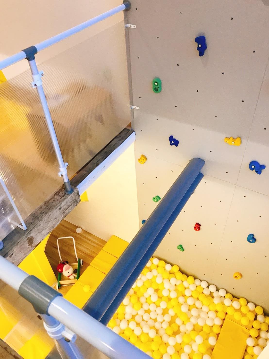吹き抜け&ボルダリング&ボールプール!