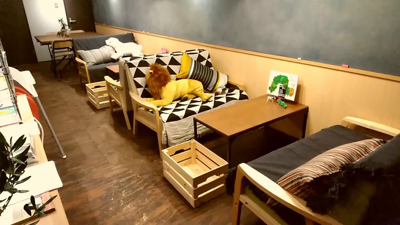 2階は落ち着いたソファー席になっています。ティピーテントや、赤ちゃんサークルに囲われた赤ちゃん用の遊び場も!テーブル、いすのレイ