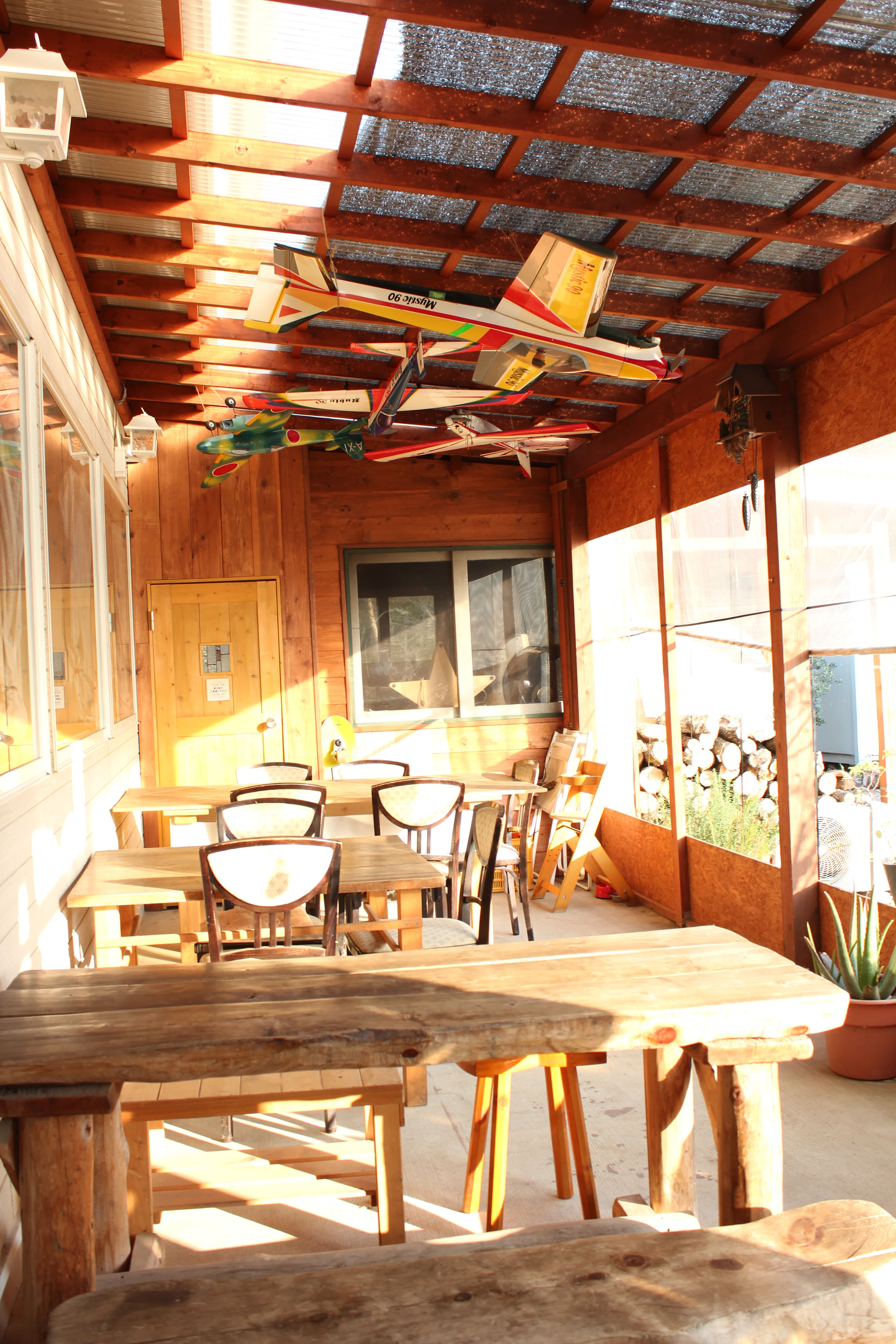 隣接カフェで息抜き、ランチできます