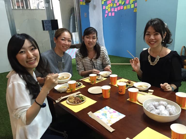 持ち寄りのごはん会も大好評です大人気です