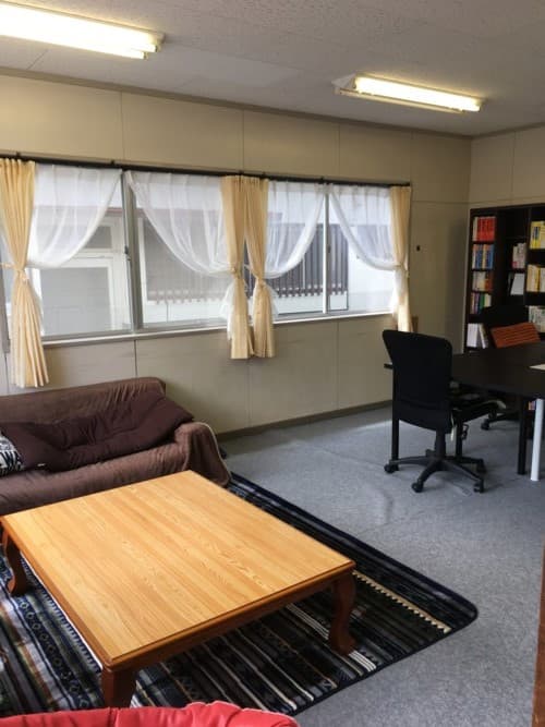 テーブルと座卓のある部屋です。飲食可能ですので、コーヒーや紅茶とお菓子をおともに、ゆっくりとご利用下さい。WI-FI完備です。