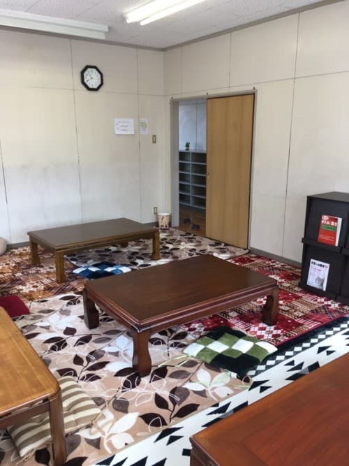 座卓の部屋です。座ってゆっくりとご利用できます。WI-FI完備です。