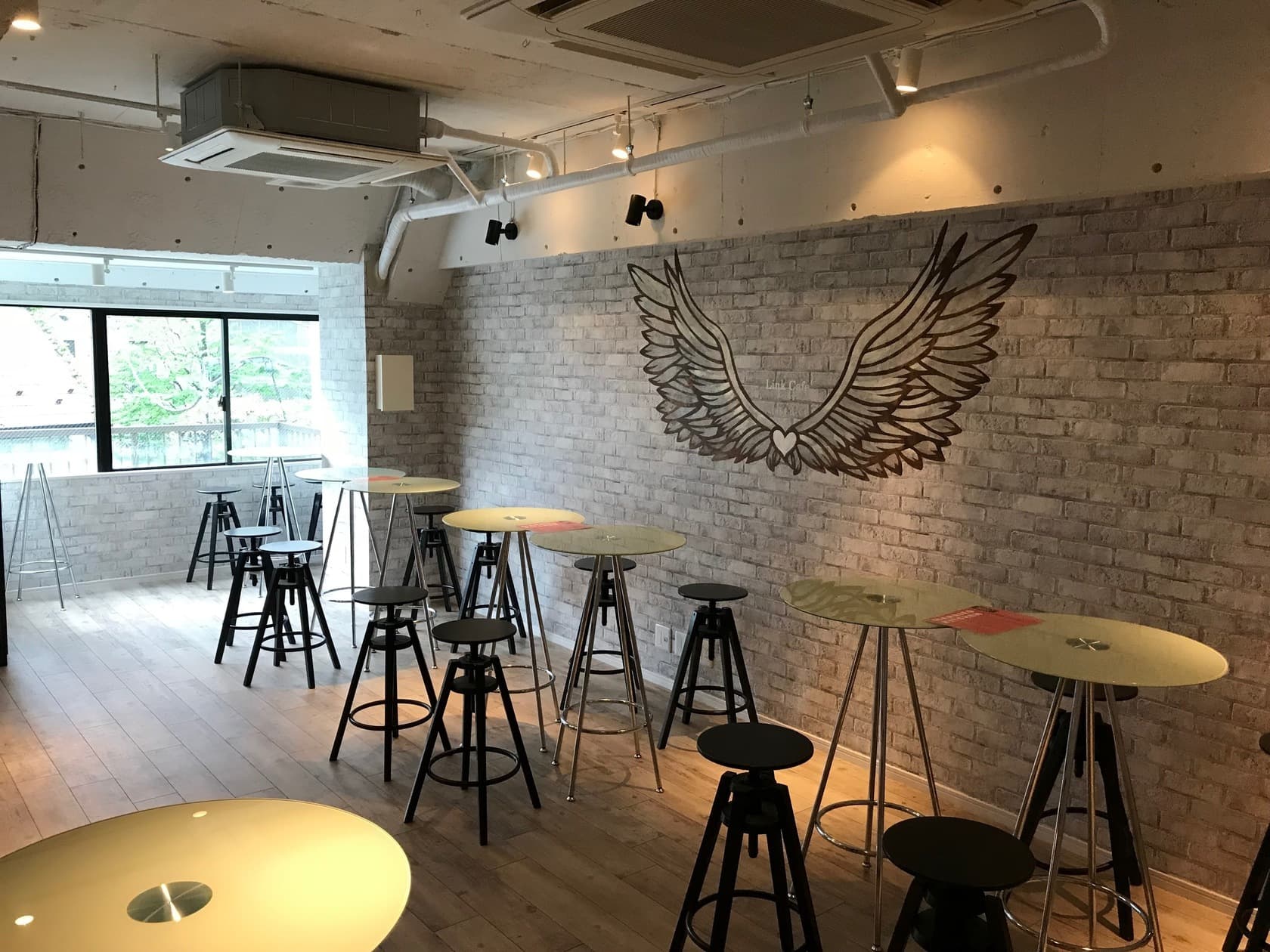 立食でも着席でもどちらでも利用可能です。