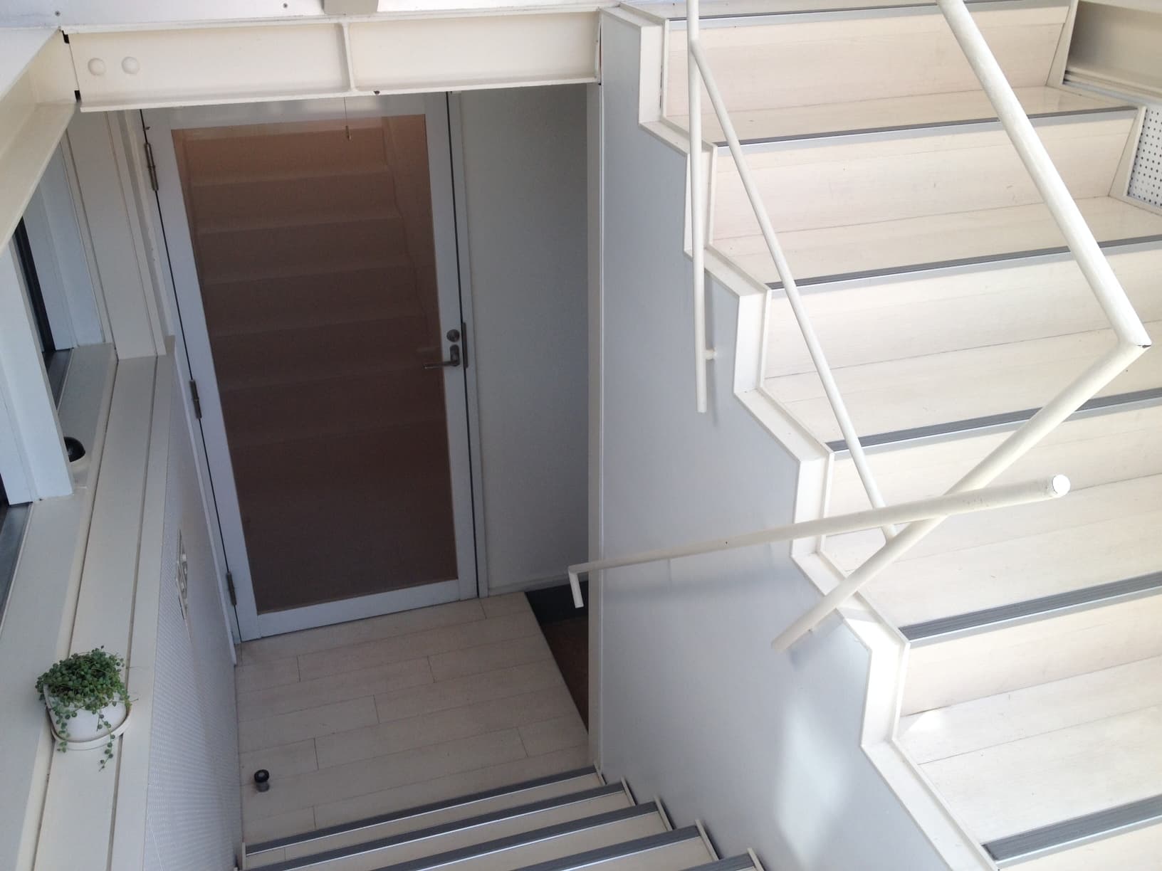 地下にあります。