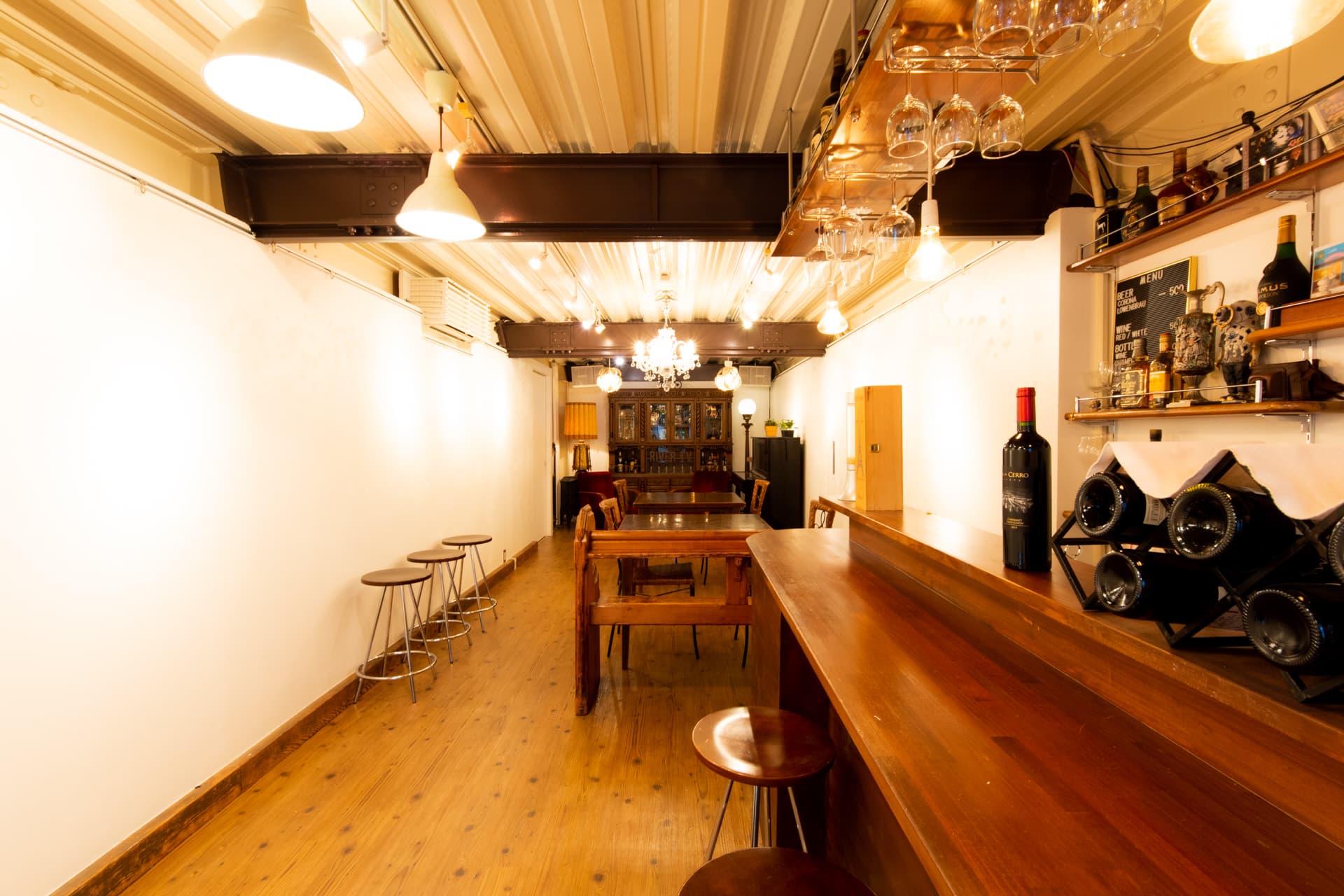 扉を入ってすぐの様子です。