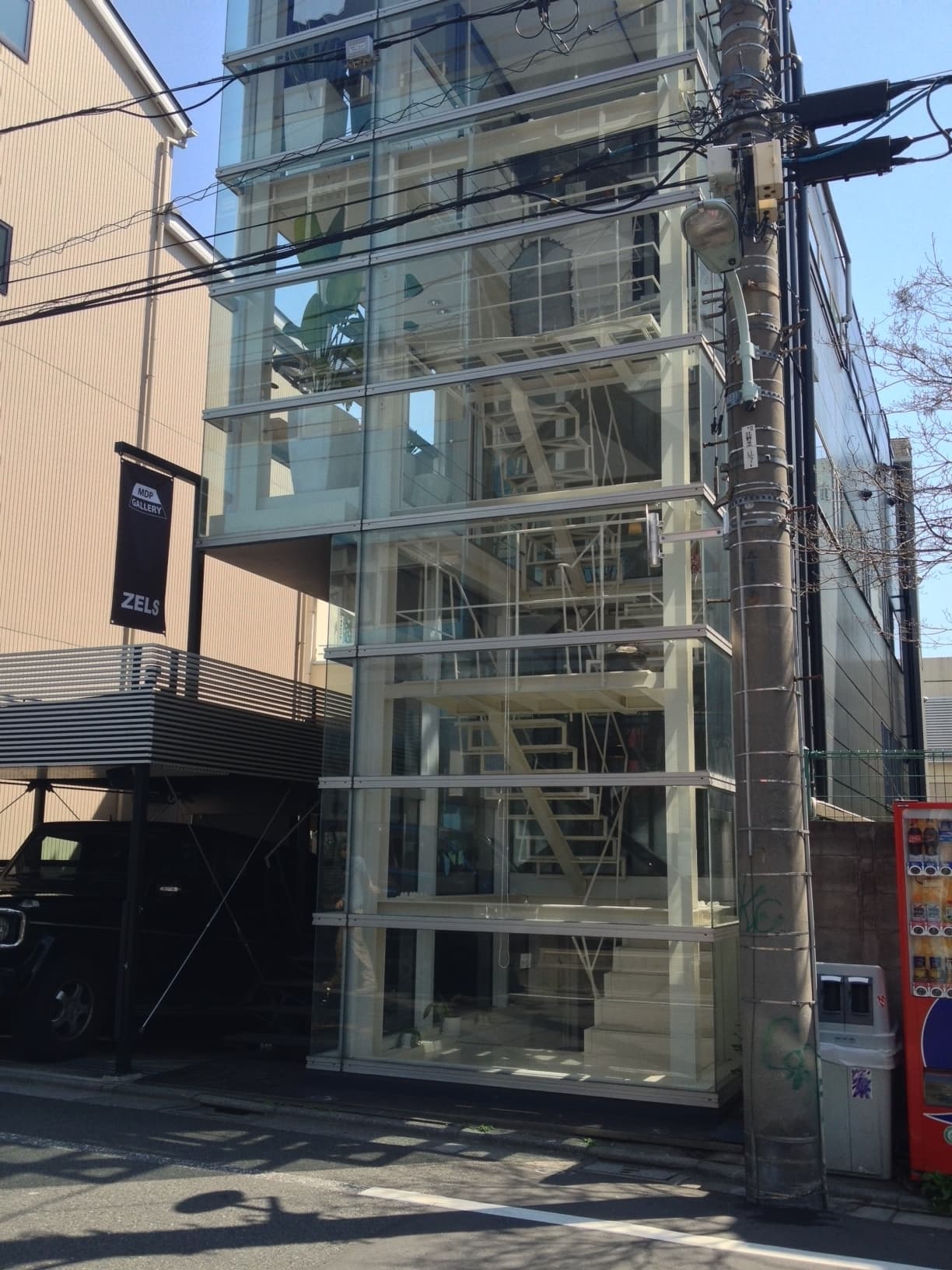 ガラス張りの建物が目印です。