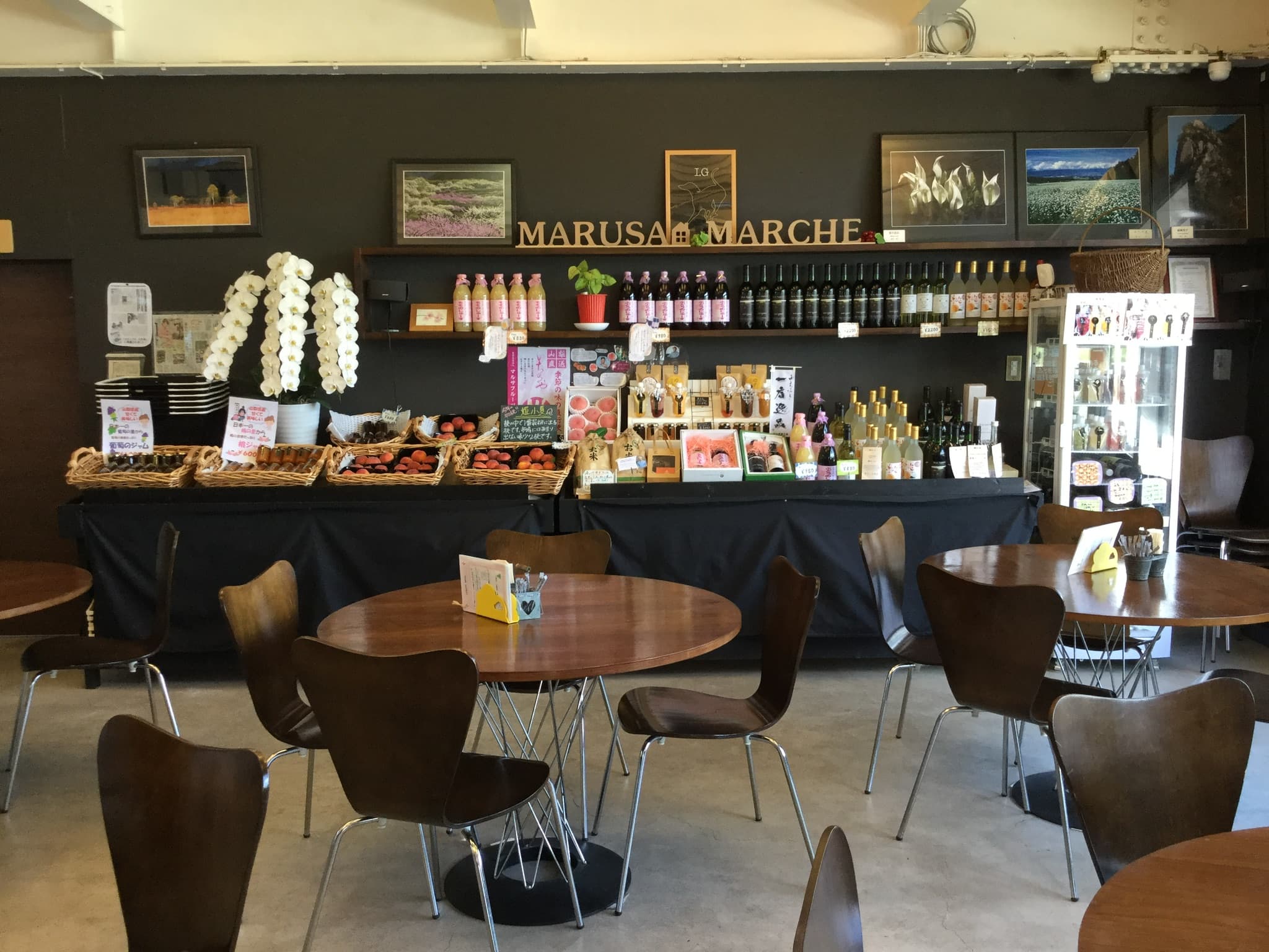 店内はコンクリートフロアとフローリングフロアがございます