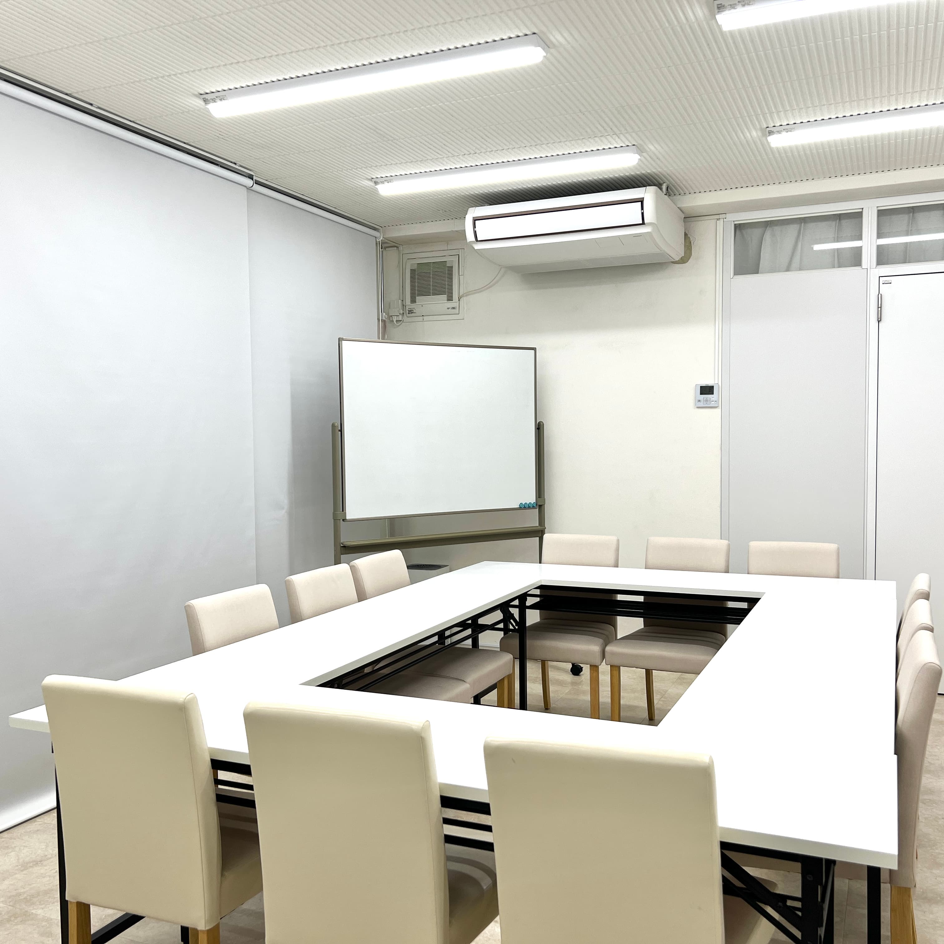 ロの字12名(標準セッティング)