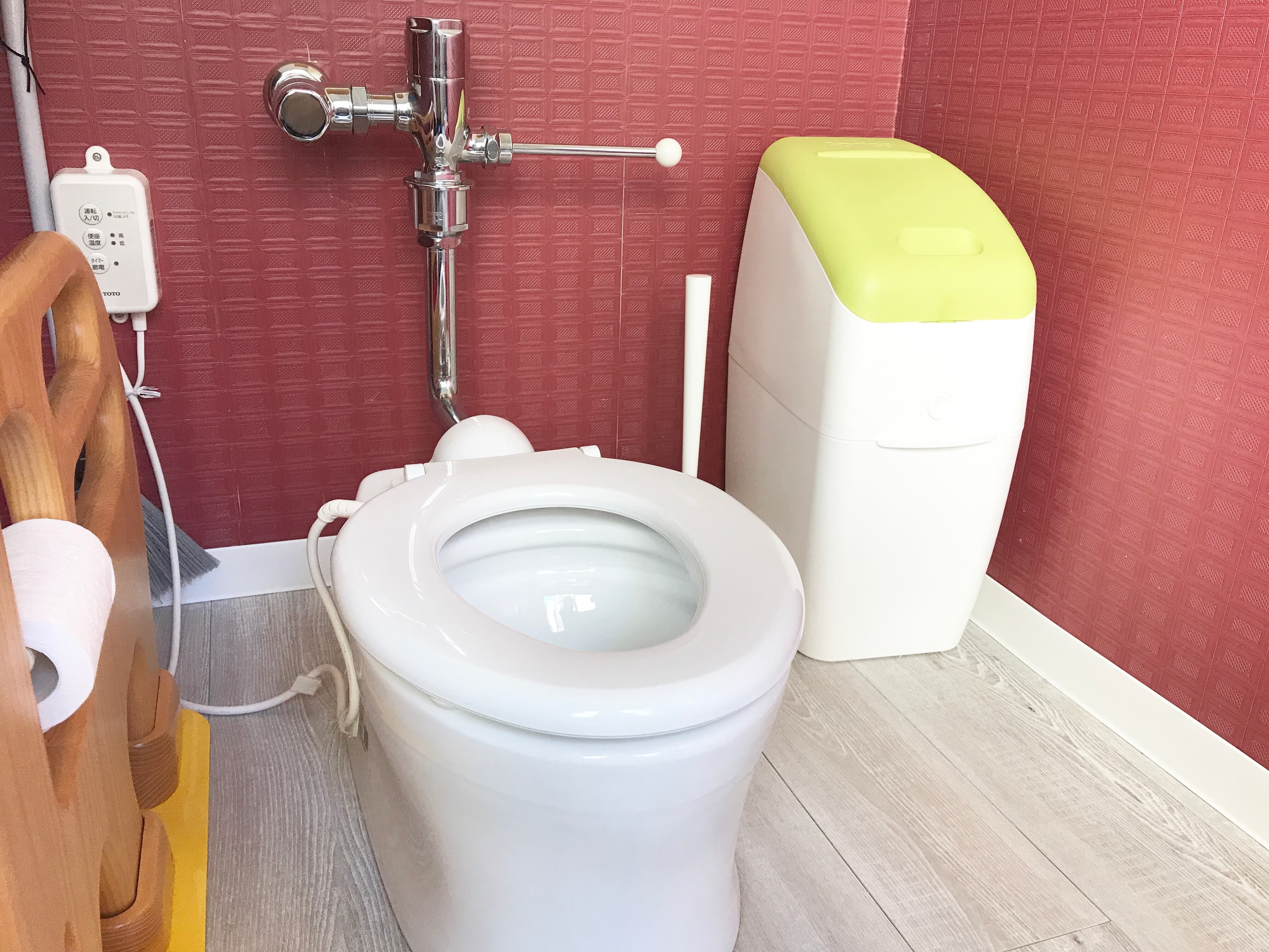 子どもトイレ(大人用はビルにあります)