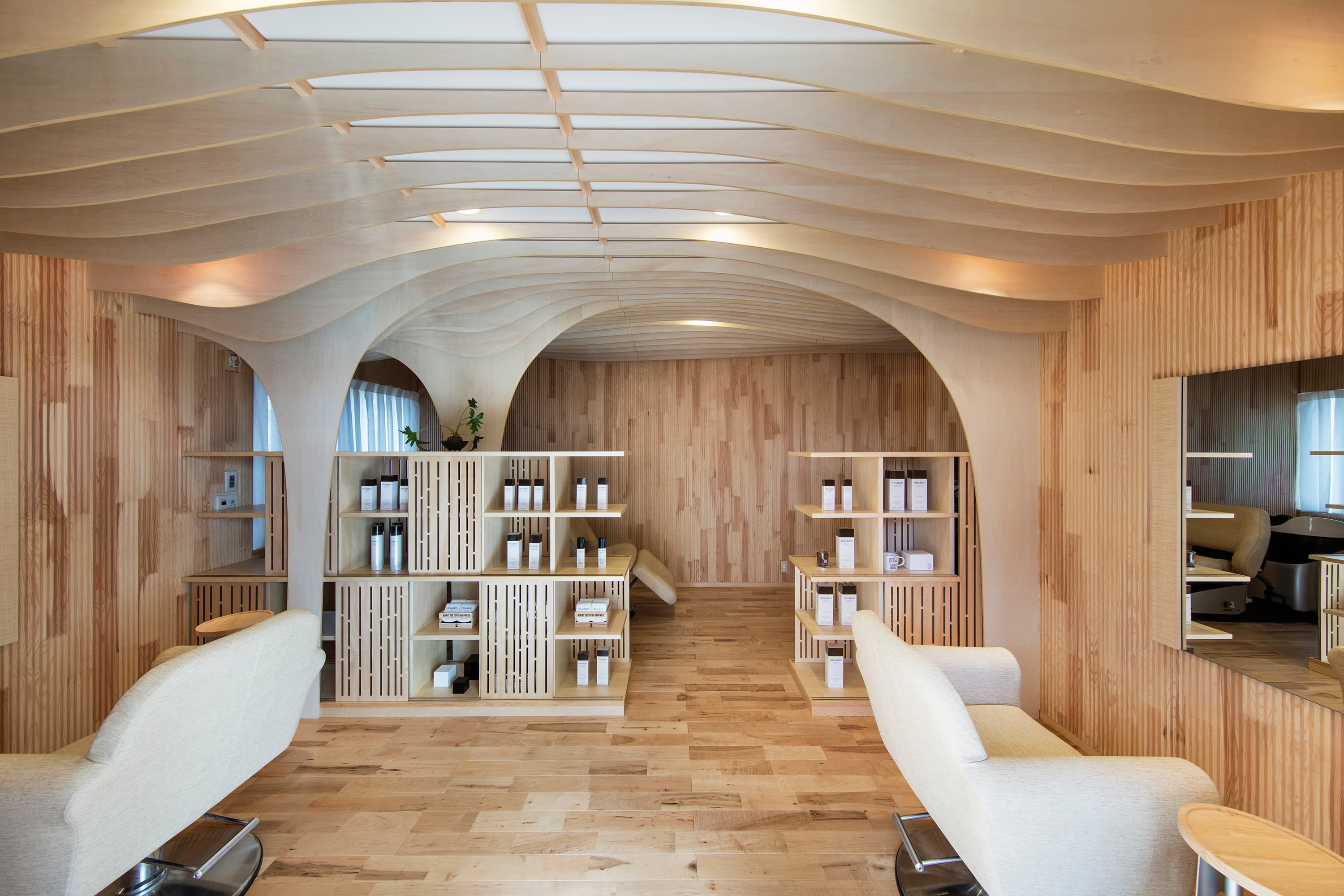 美容室の空間、天井と床、壁から木のぬくもりが気持ちいです