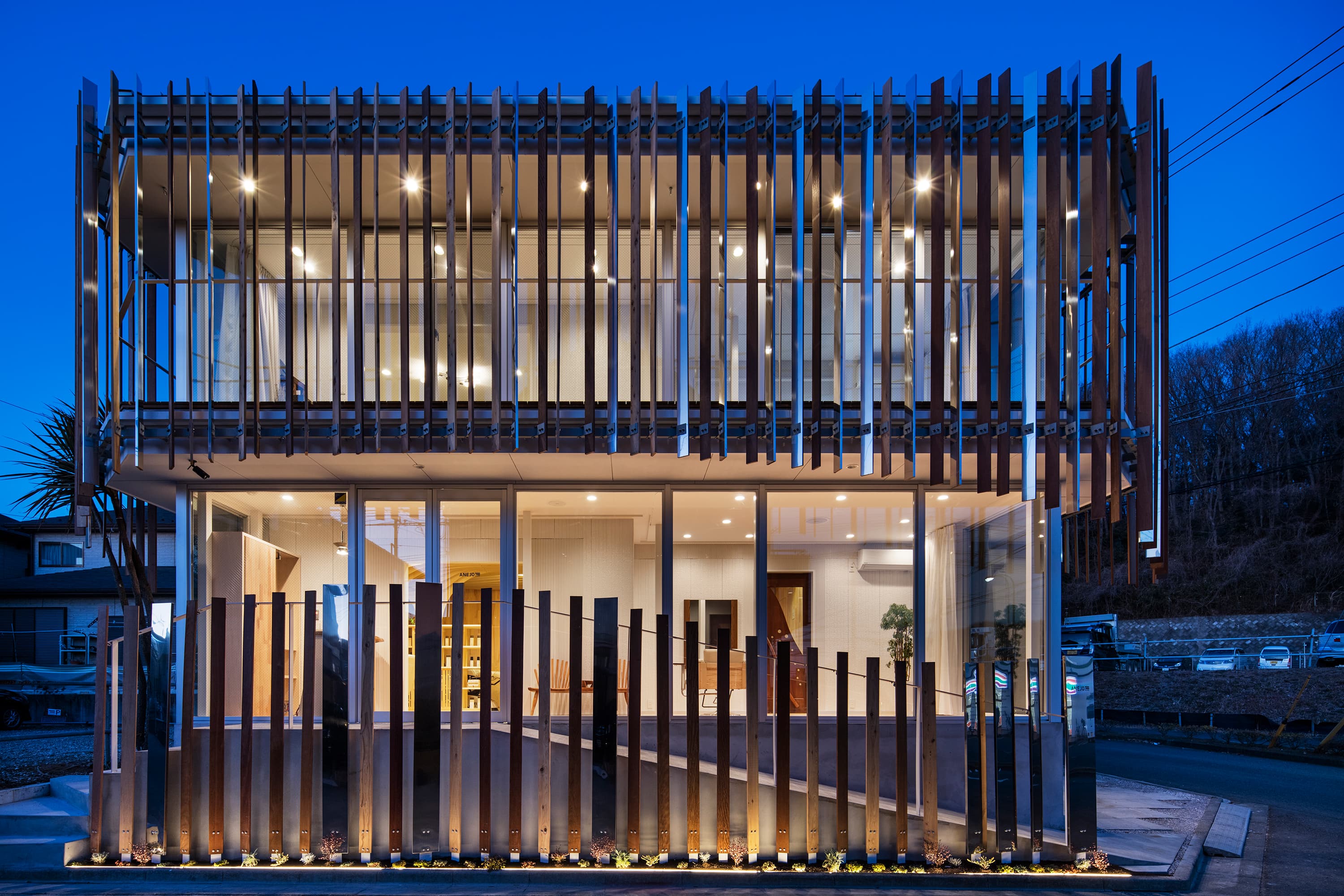 夜になるとルーバーから見える中の光が素敵です